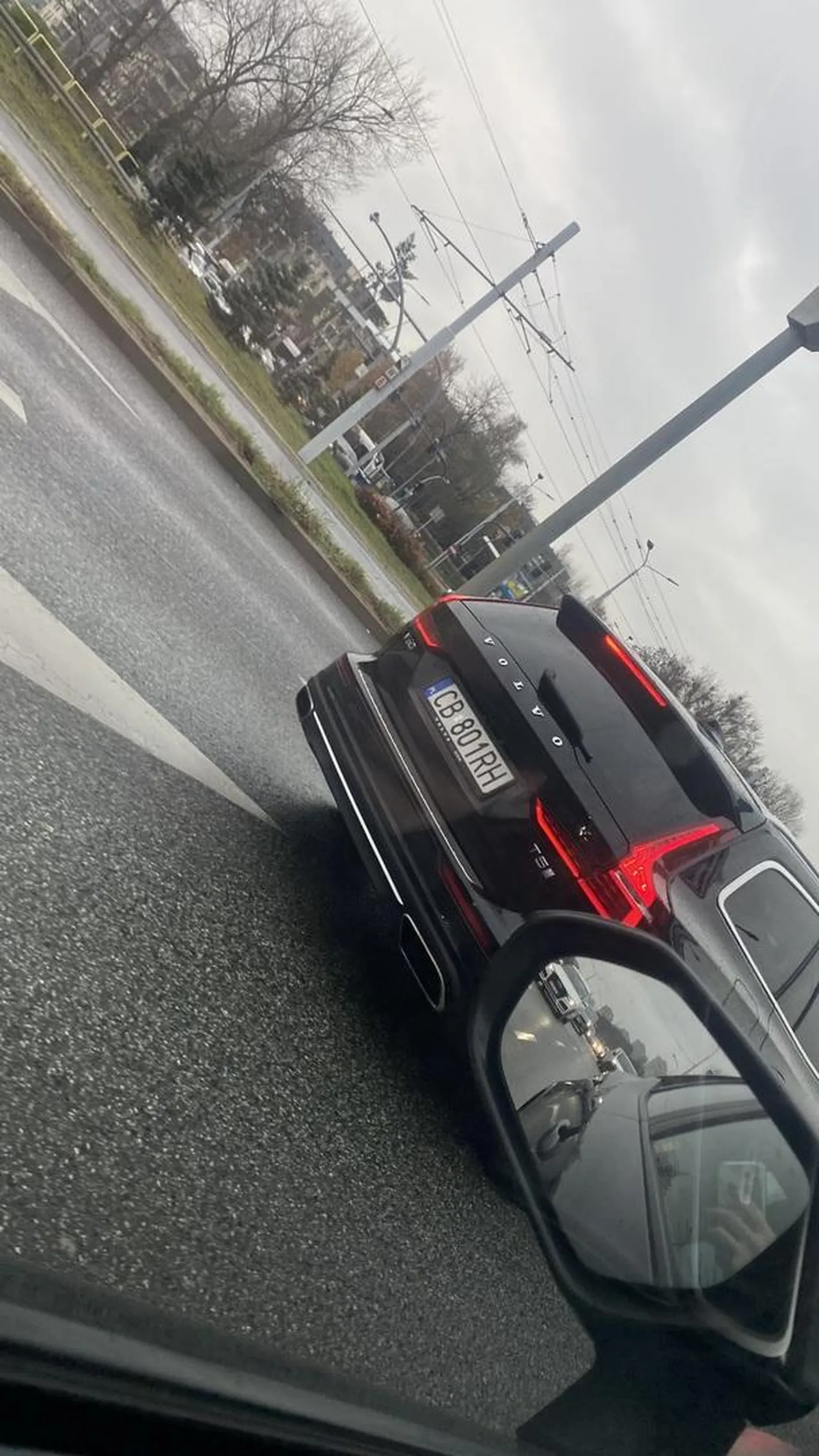 Łysy „karczek” dla którego ciągłe linie nie istnieją, jazda buspasem. A jak myśli że jak podjedzie Visa vi z kierowcą to się ktoś go wystraszy?