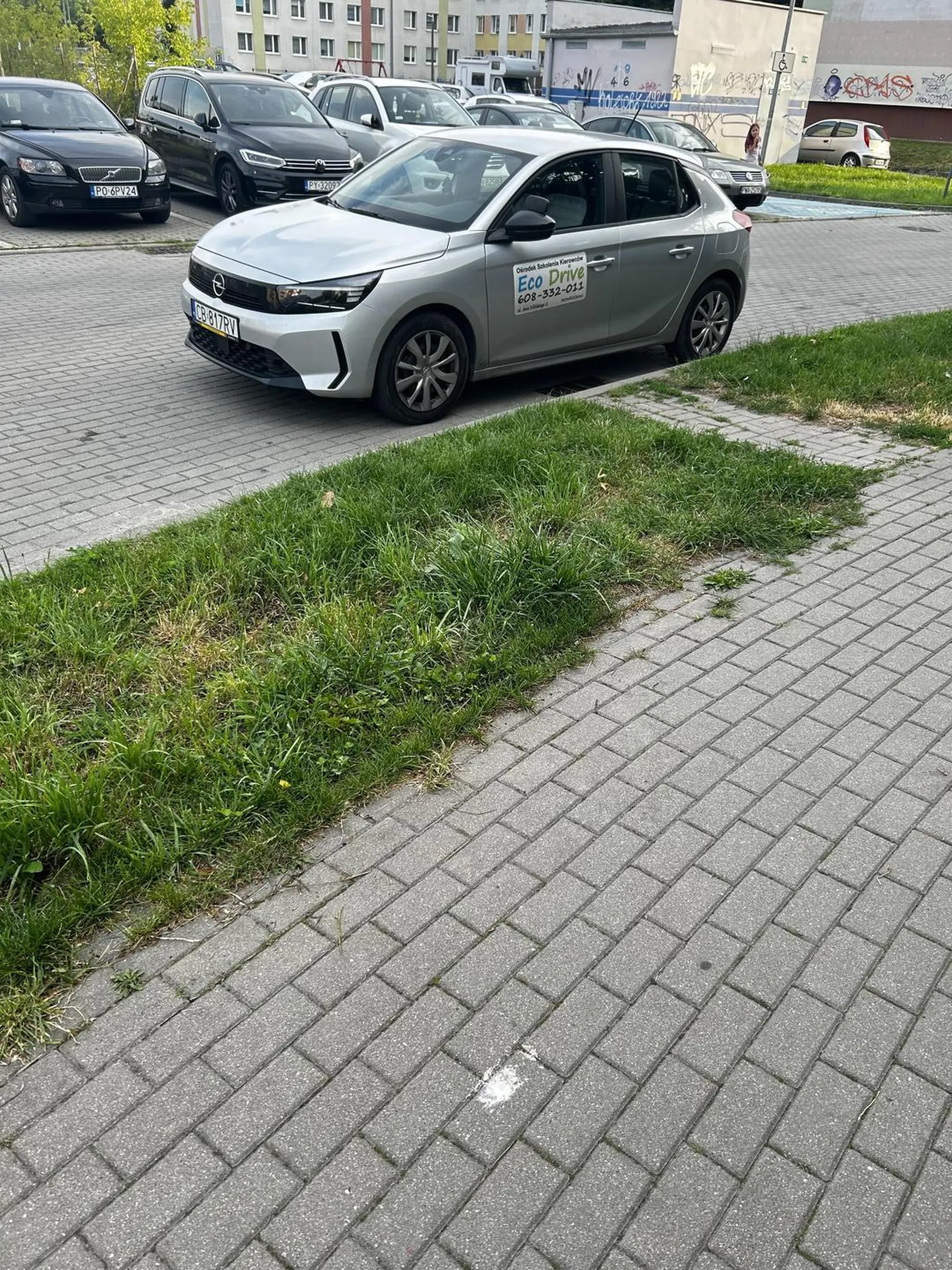 Instruktor Lką blokuje ścieżkę dla pieszych.