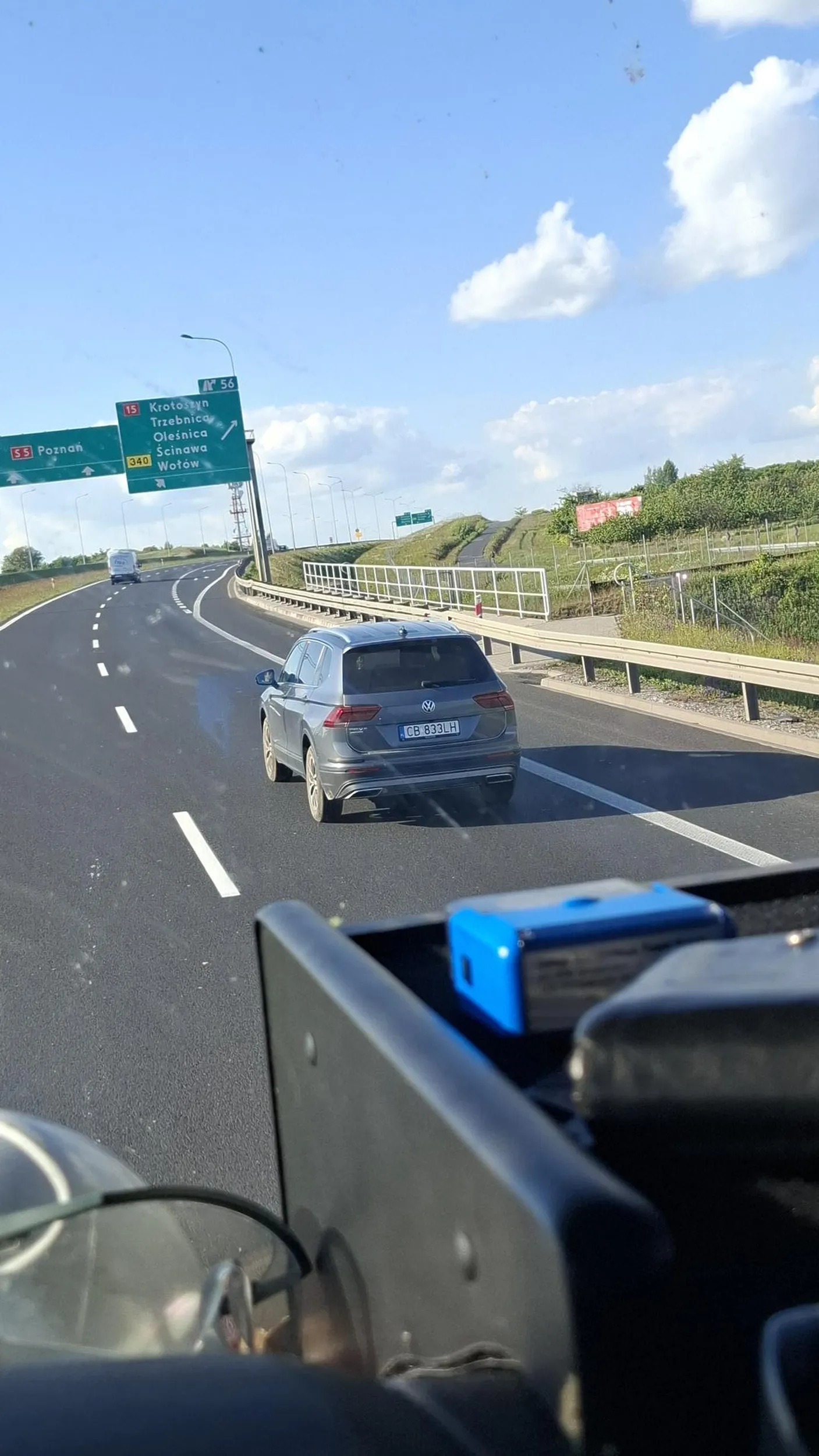 Urządza sobie wyścigi na S5 z ciężarówkami