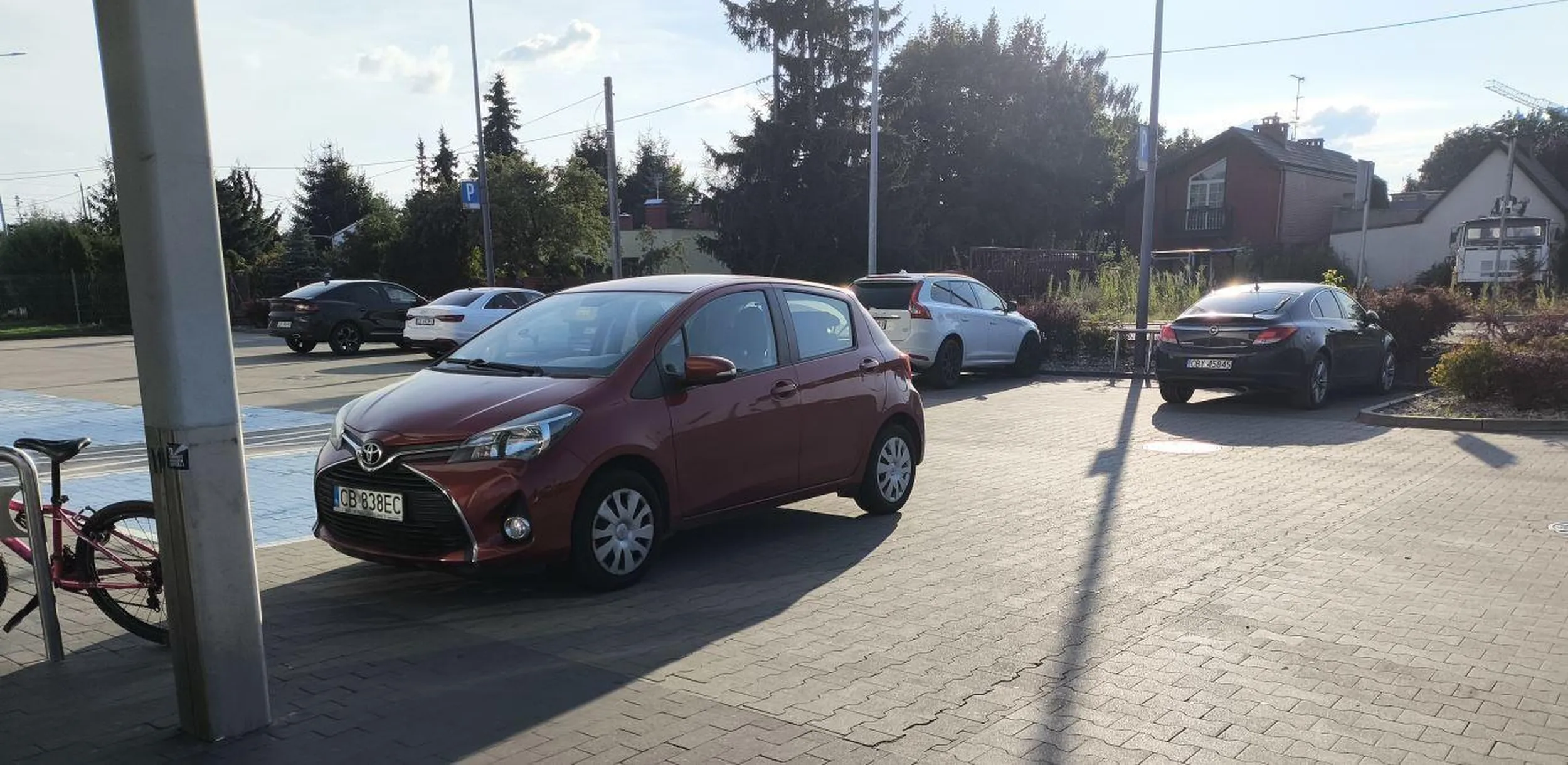 stanąć na środku i pod samymi drzwiami mimo że tam nie ma miejsca przeznaczonego na postój... to jest to oh yeah