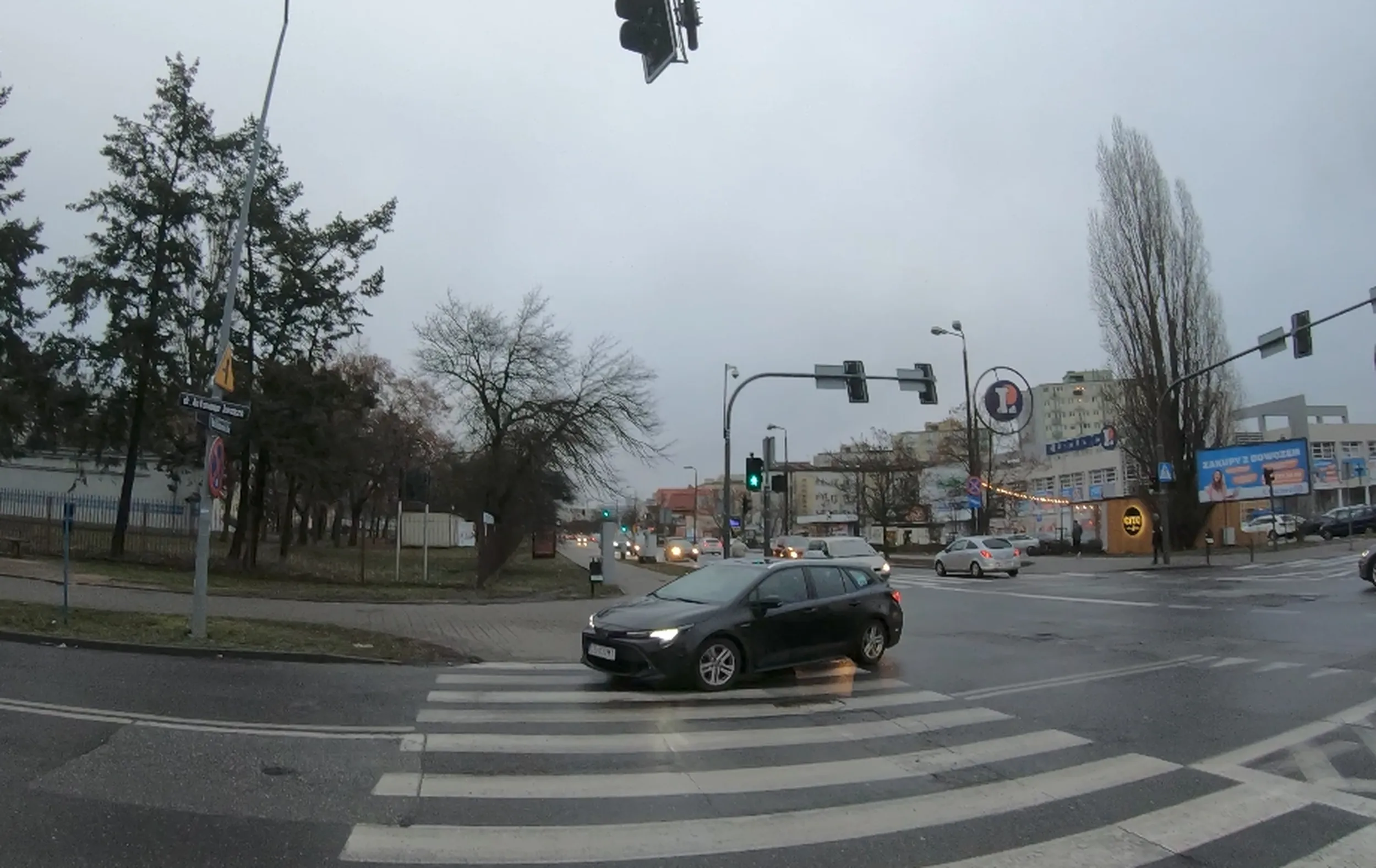 Tak się śpieszy żeby kogoś na hajs oscamować jezdą do okoła że nie ustępuje pieszemu na pasach gdy ten ma zielone. nr boczny 920, Bydgoszcz, akurat u was to za takie rzeczy powinni zabierać uprawnienia złotuwiarza