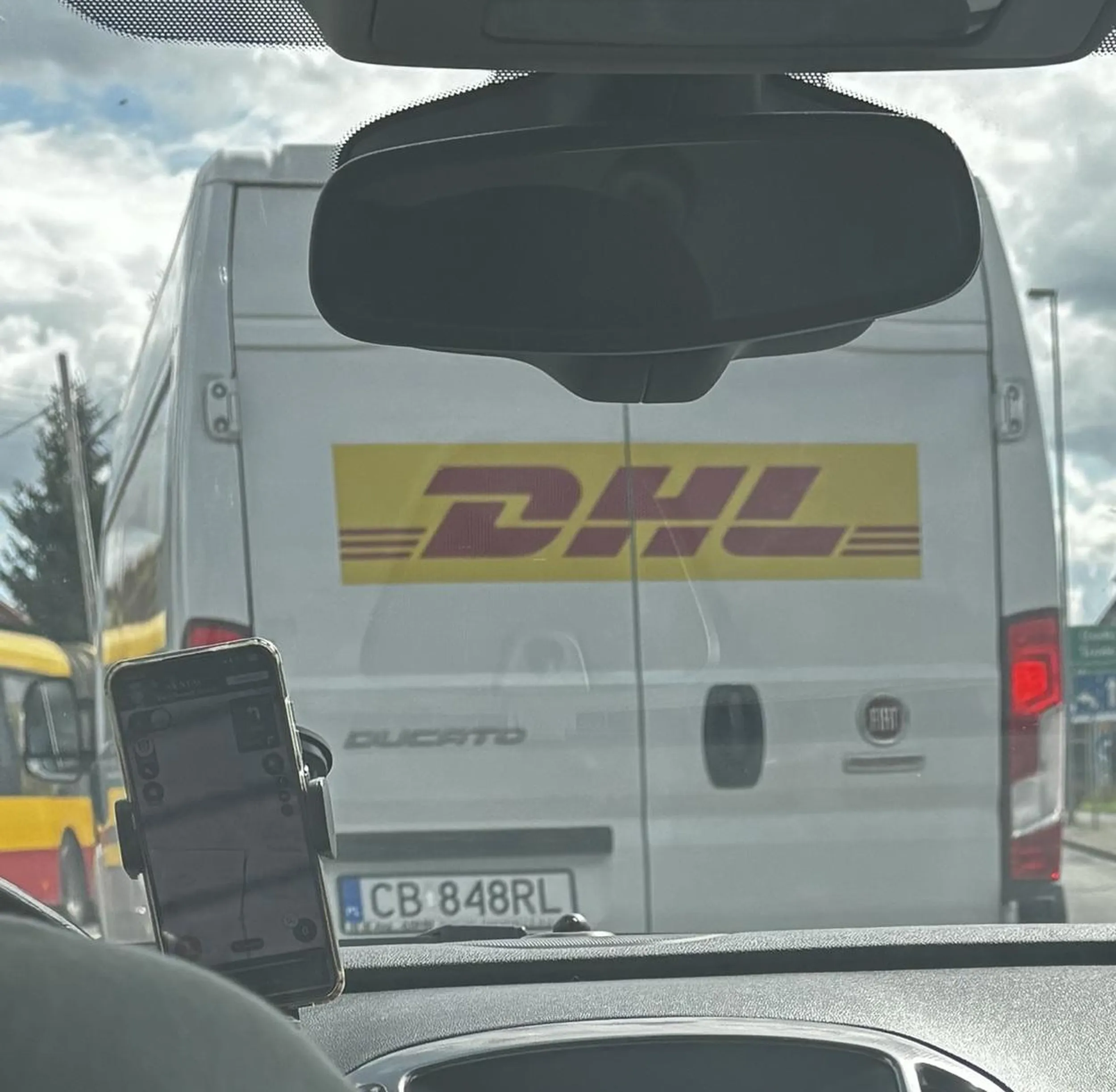 Wjeżdża na pas nie przepisowo i by jeszcze spowodował kolizję