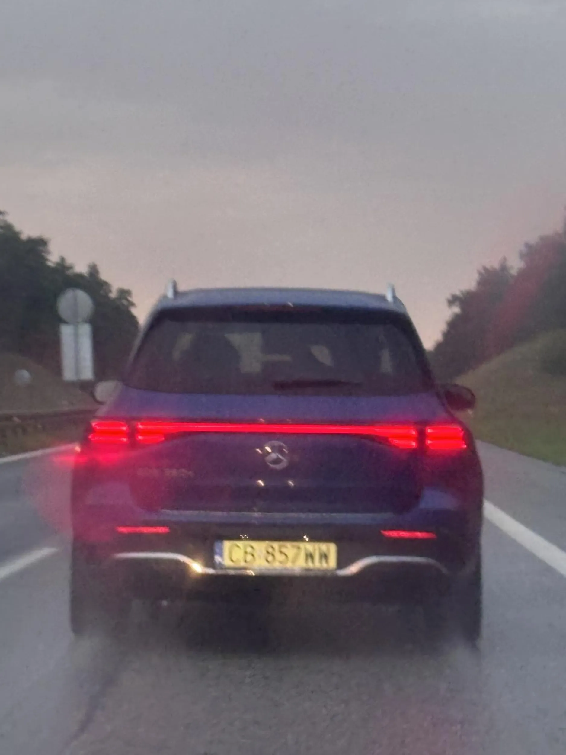 pada deszcz…prosta droga…jedzie wolno i hamuje bez podstawy..dwa razy musieliśmy ostro zahamować żeby nie wjechać w tył.