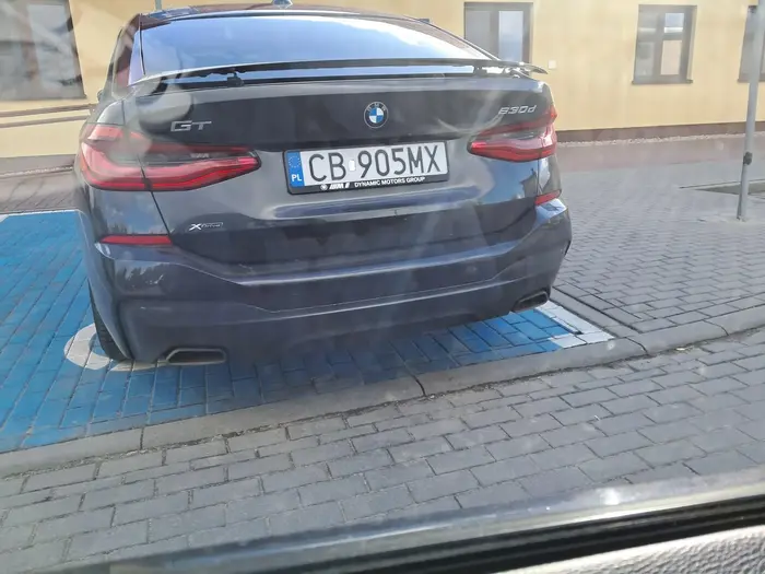 Nie ma kartki o niepełnosprawności, przez szybke zajrzałem auto także nie przerobione więc skoro pełnosprawny to pan łaskawie zaparkuj pare metrów dalej i ustąp miejsca tym którzy potrzebują, drogie auto ci nie daje żadnego prawa by tam stać