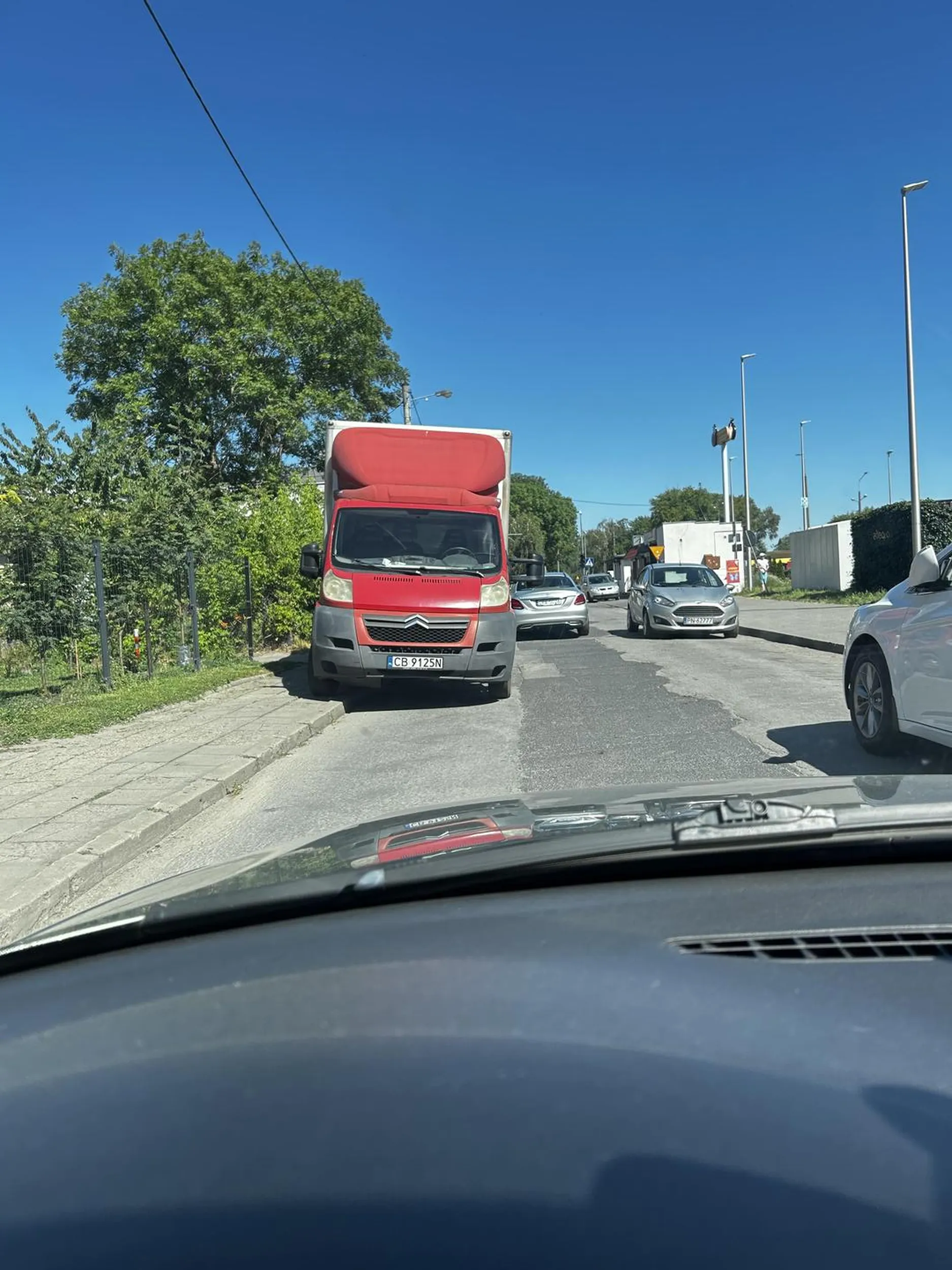 Polecam czasami użyć mózgu jak parkujesz na chodniku