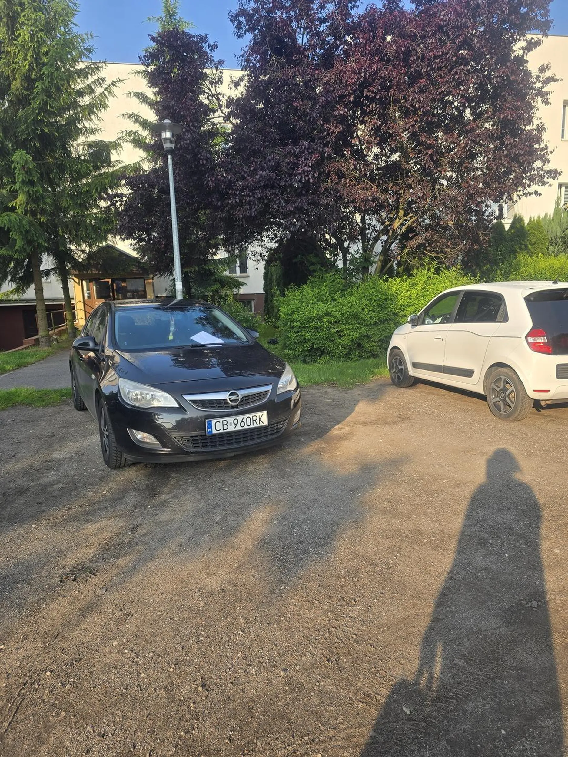 Parkuje pinda na dwóch miejscach.  Może źle ujęte zdjęcie, ale niestety nie raz się babie zdarzyło.