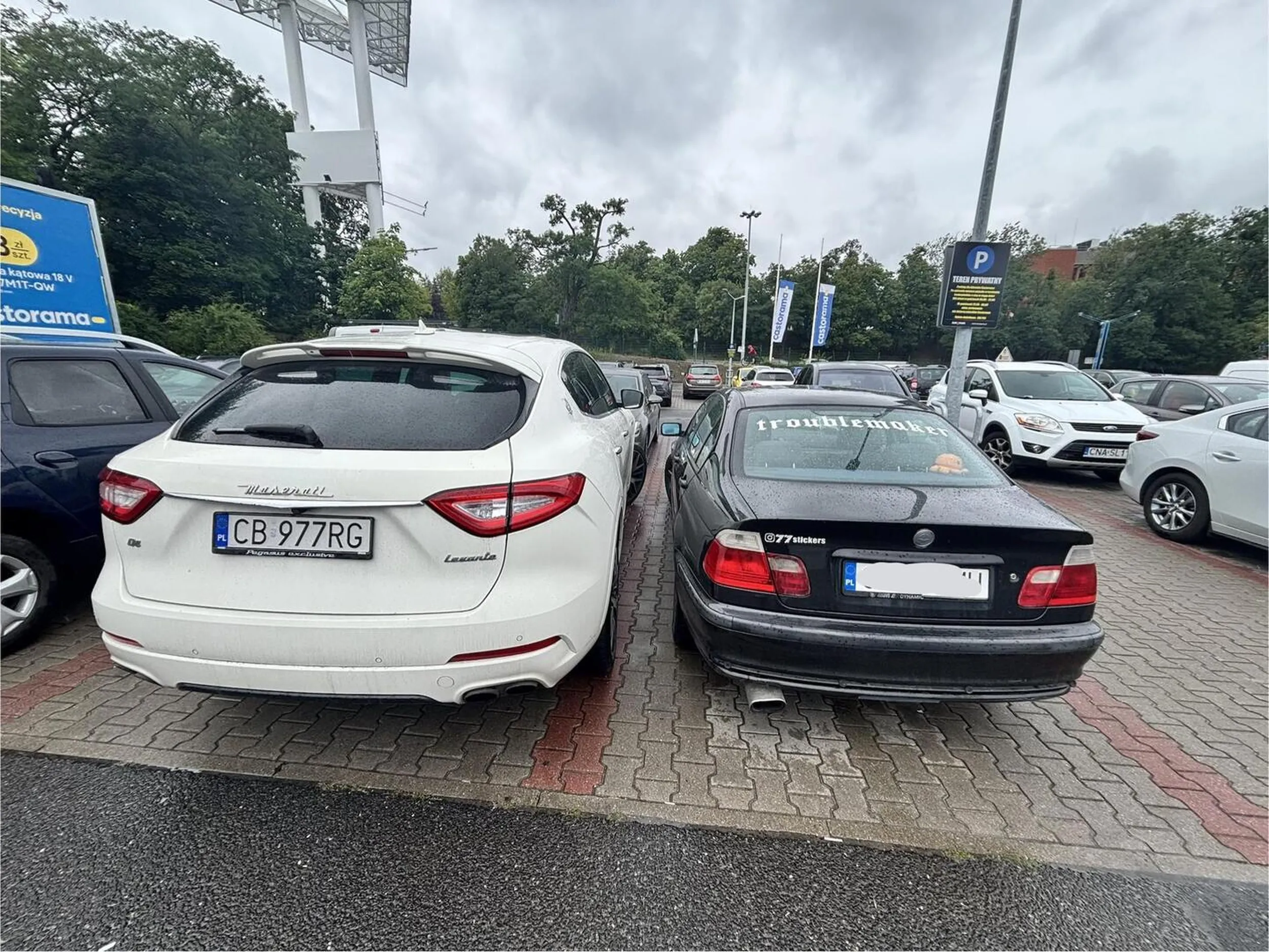 Żeby mieć średnie z wielkości auto i nie umieć zaparkować w liniach zastawiając wejście do mojego auta to już trzeba mieć umiejętności gdyby nie to ze pada nawet bym się nie wkurwil a teraz będę czekał jak jaśnie pan odjedzie