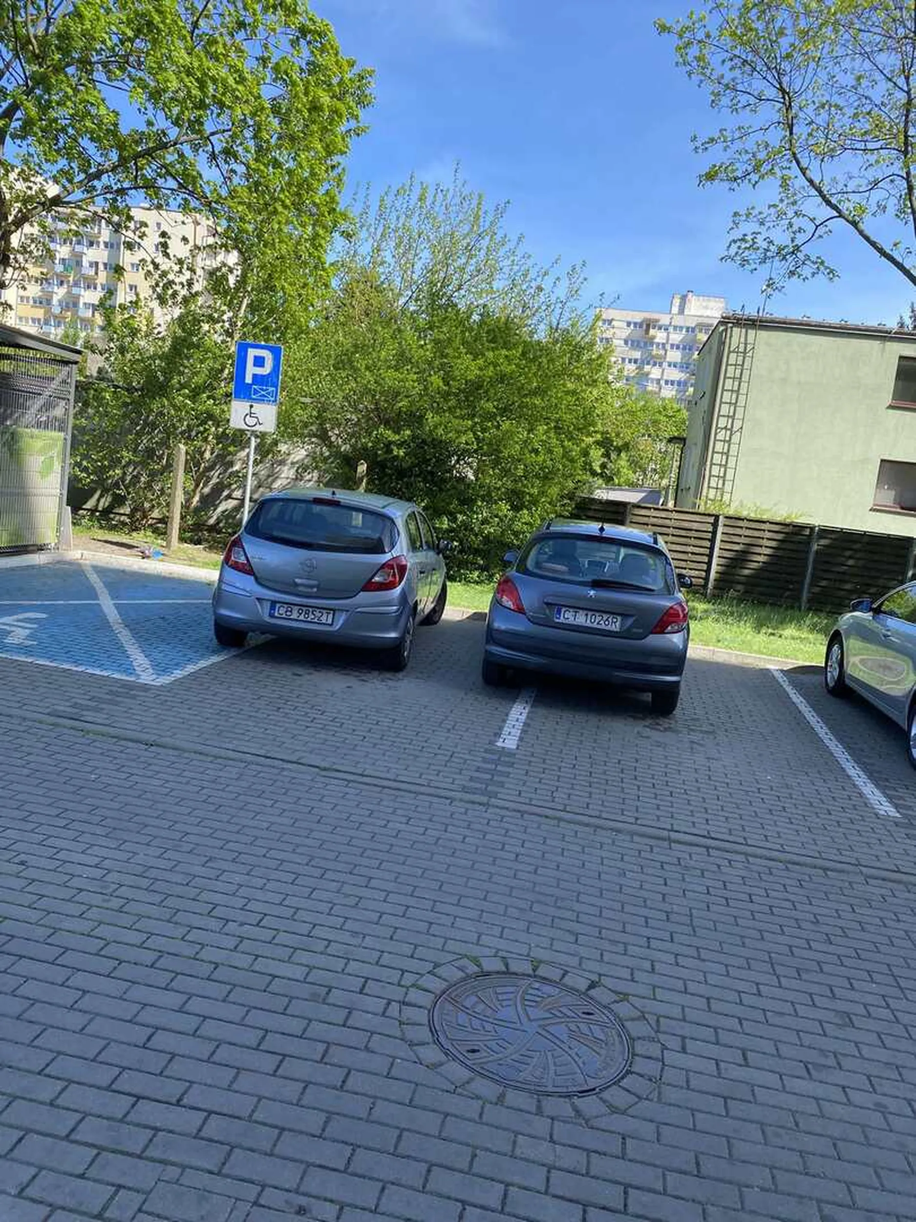 Świetnie zaparkowane auto, gratulacje