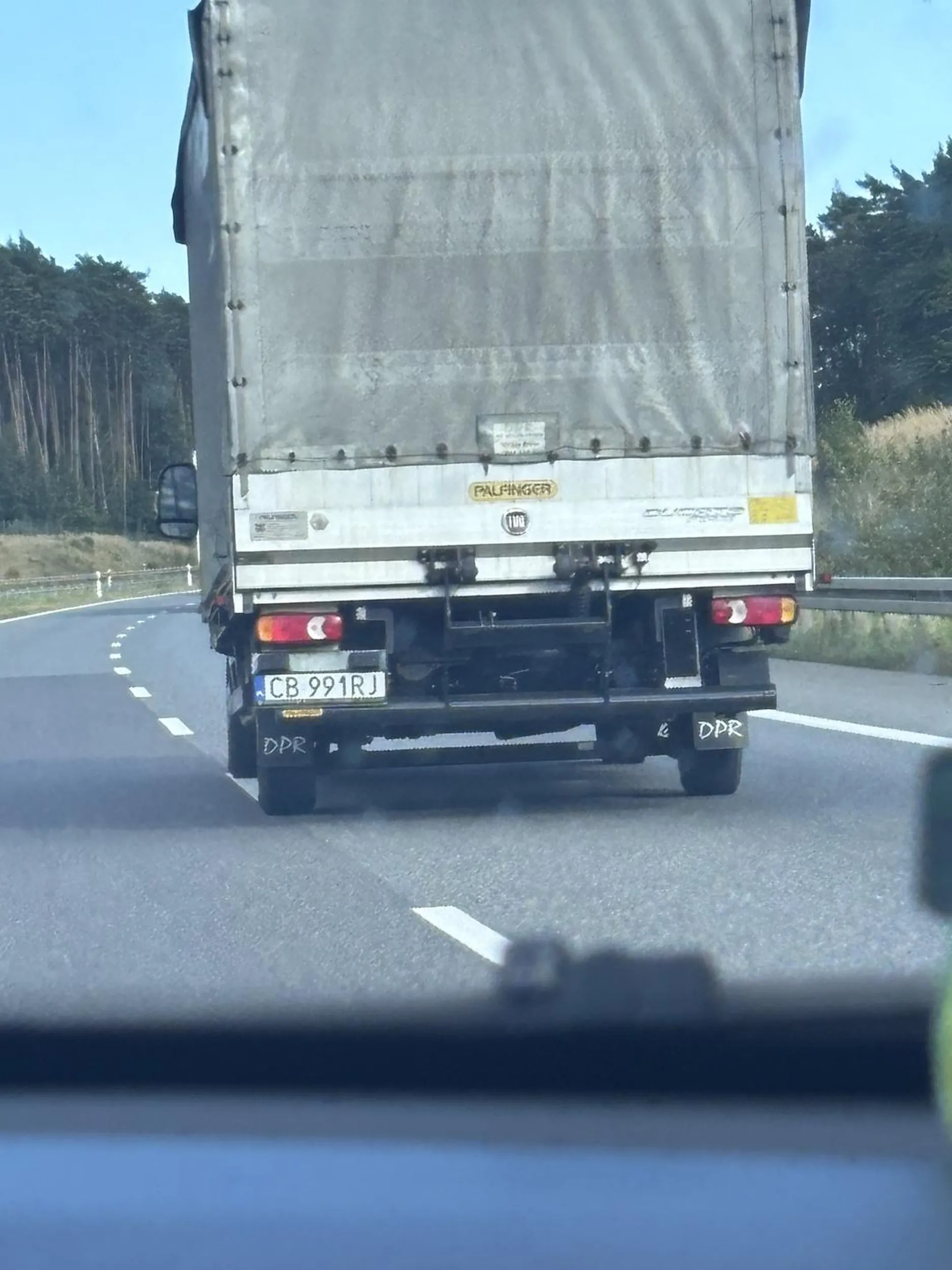 Człowieku naucz się korzystać z lusterek i nie wpierdalaj się na lewy dostawczakiem w ostatniej chwili