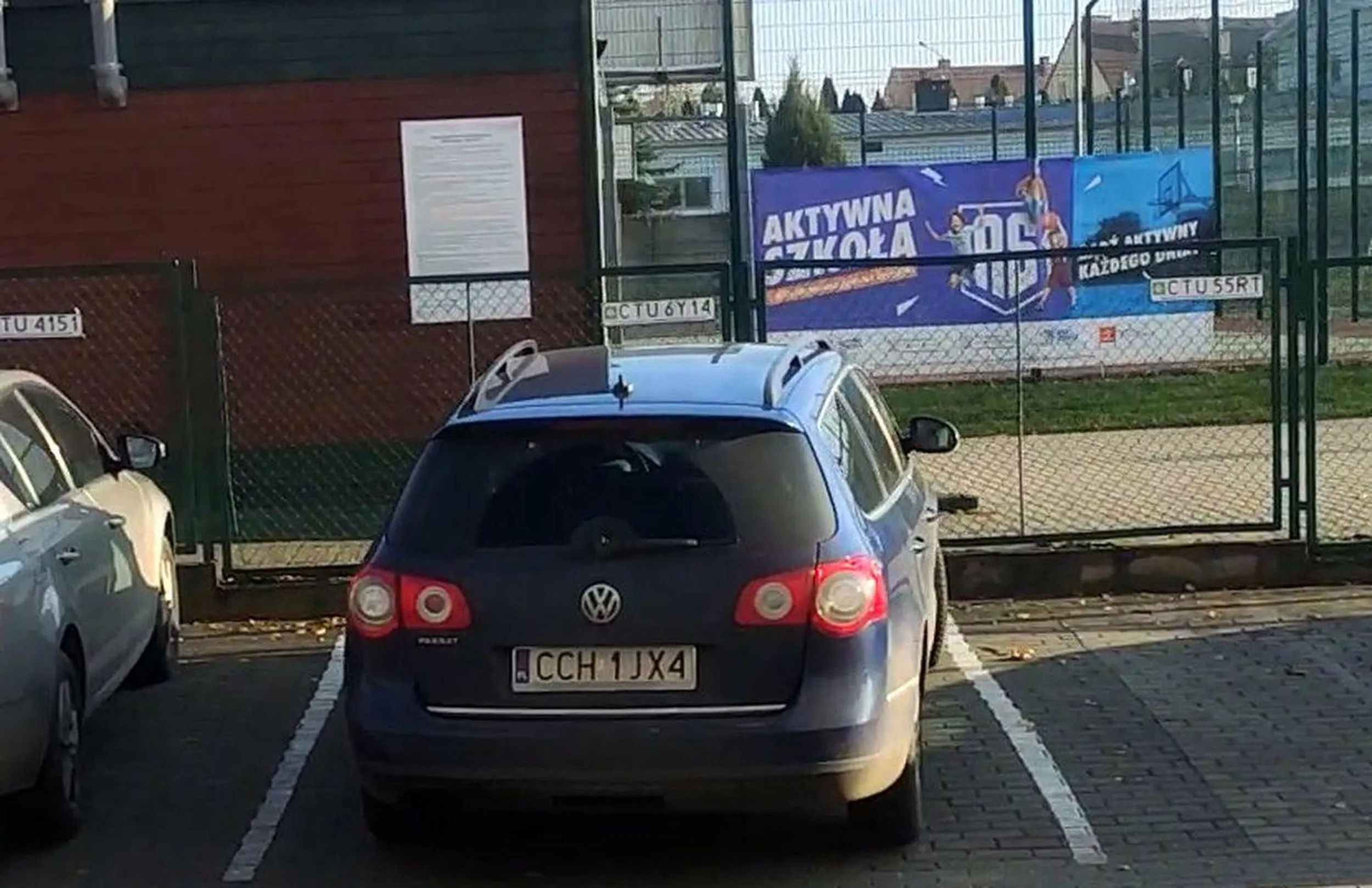 Zajmuje moje podpisane miejsce na parkingu pod pracą. Przyjeżdżam rano i nie mam gdzie zaparkować :/ Na płocie znajdują się tabliczki z numerami pracowników.