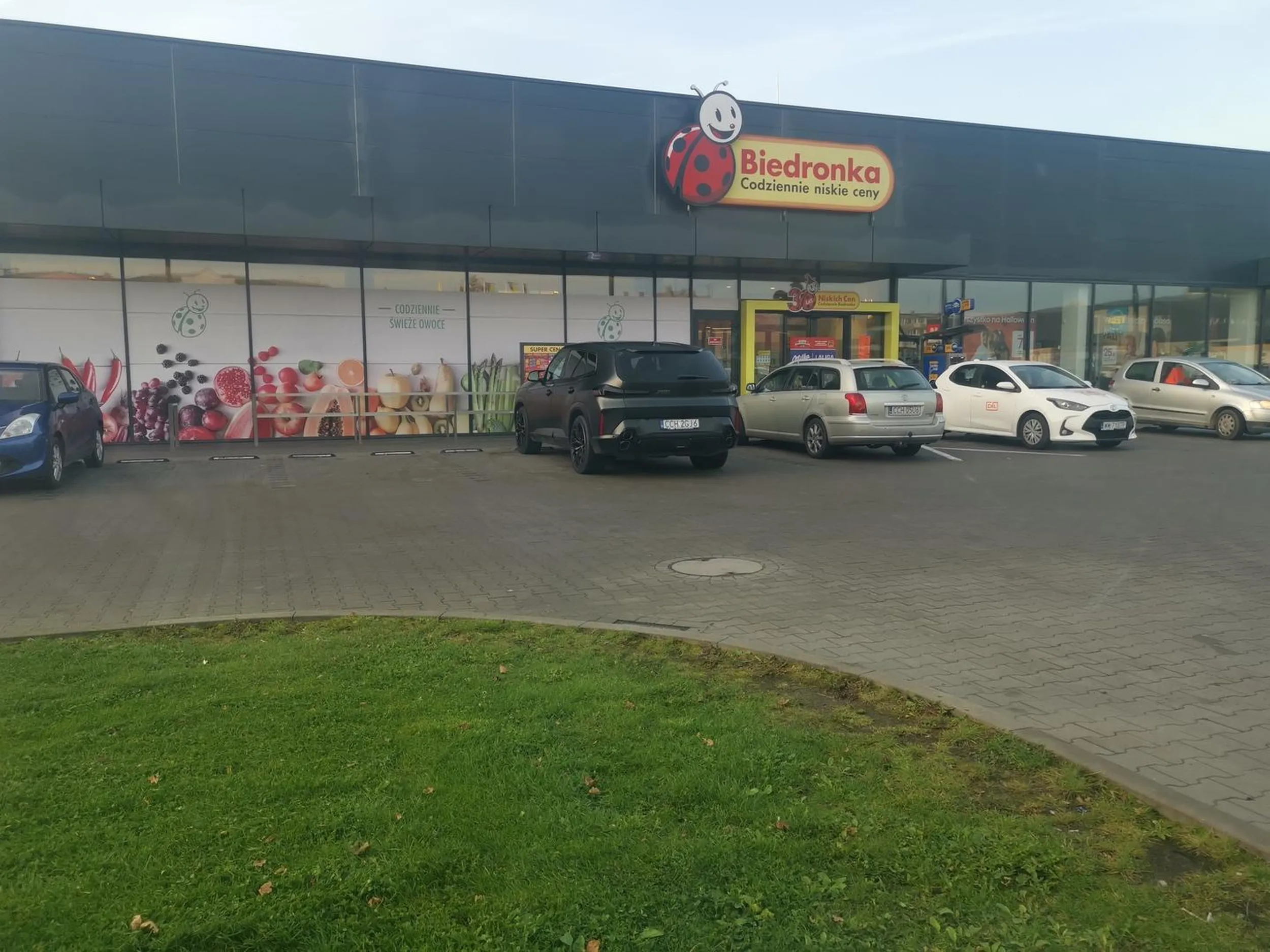 Paniusia zaparkowała na dwóch miejscach i poszła na zakupy.