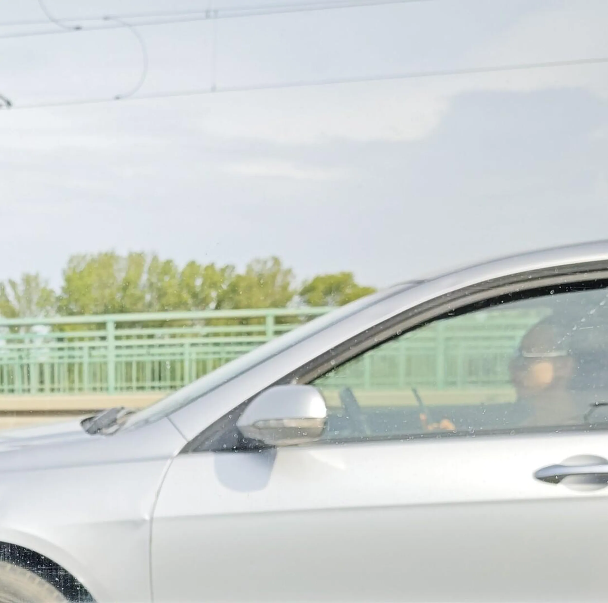 Myślałem że ślepy prowadzi, a to warzywo z telefonem... Masakra...