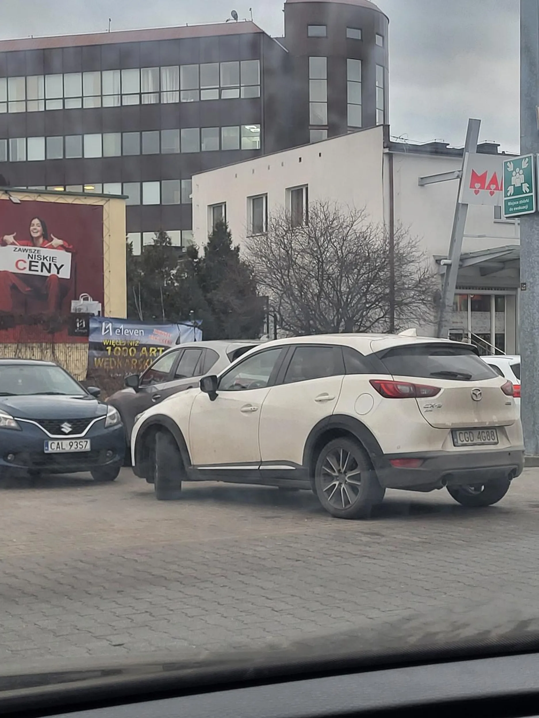 Staje na wyjebce, zajmuje 2 miejsca i nawet auta nie zamyka