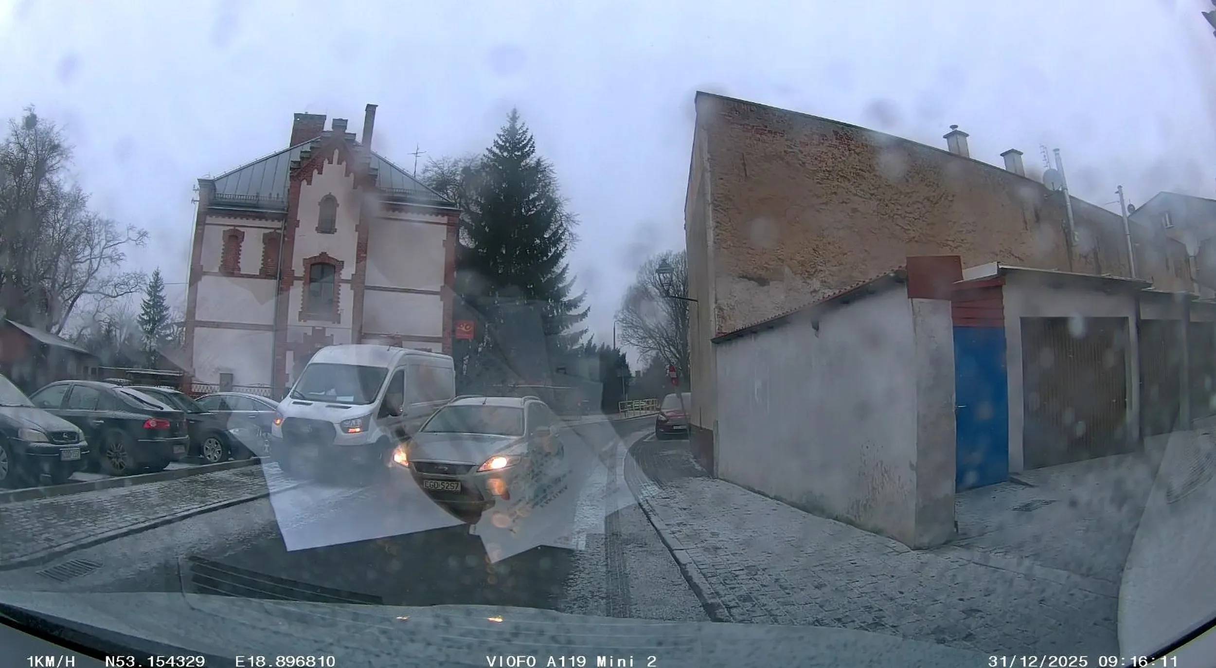 agresywny kierowca , który uważa że ul. Szkolna w Kowalewie Pom jest jednokierunkowa i może bezkarnie jechać na zderzenie czołowe z innymi pojazdami swoim gruzem w celu wyłudzenia odszkodowania Polisa: KOS3523931 Dla pojazdu: FORD MONDEO 2.0 MR`06 E4 GHIA, LIFTBACK Zakład odpowiedzialny: TUZ UBEZPIECZENIA TOWARZYSTWO UBEZPIECZEŃ SA Adres: Domaniewska, 41, 02-672, Warszawa