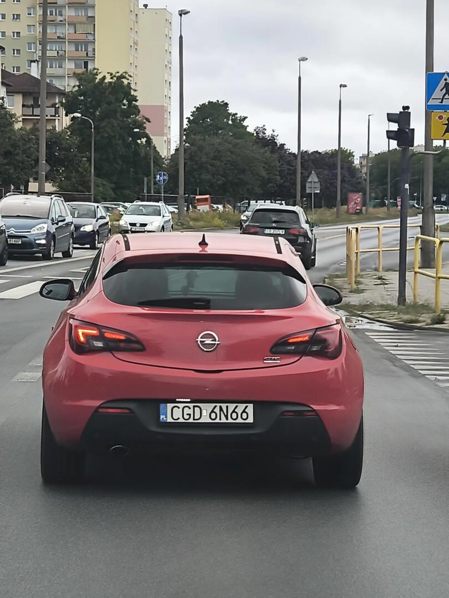Szanowna pani wpycha się na chama w korku powodując niebezpieczeństwo na drodze, po zwróceniu uwagi bardzo mądra pani pokazała mi swój nowo pomalowany środkowy paznokieć. Jeżeli to czytasz to radzę