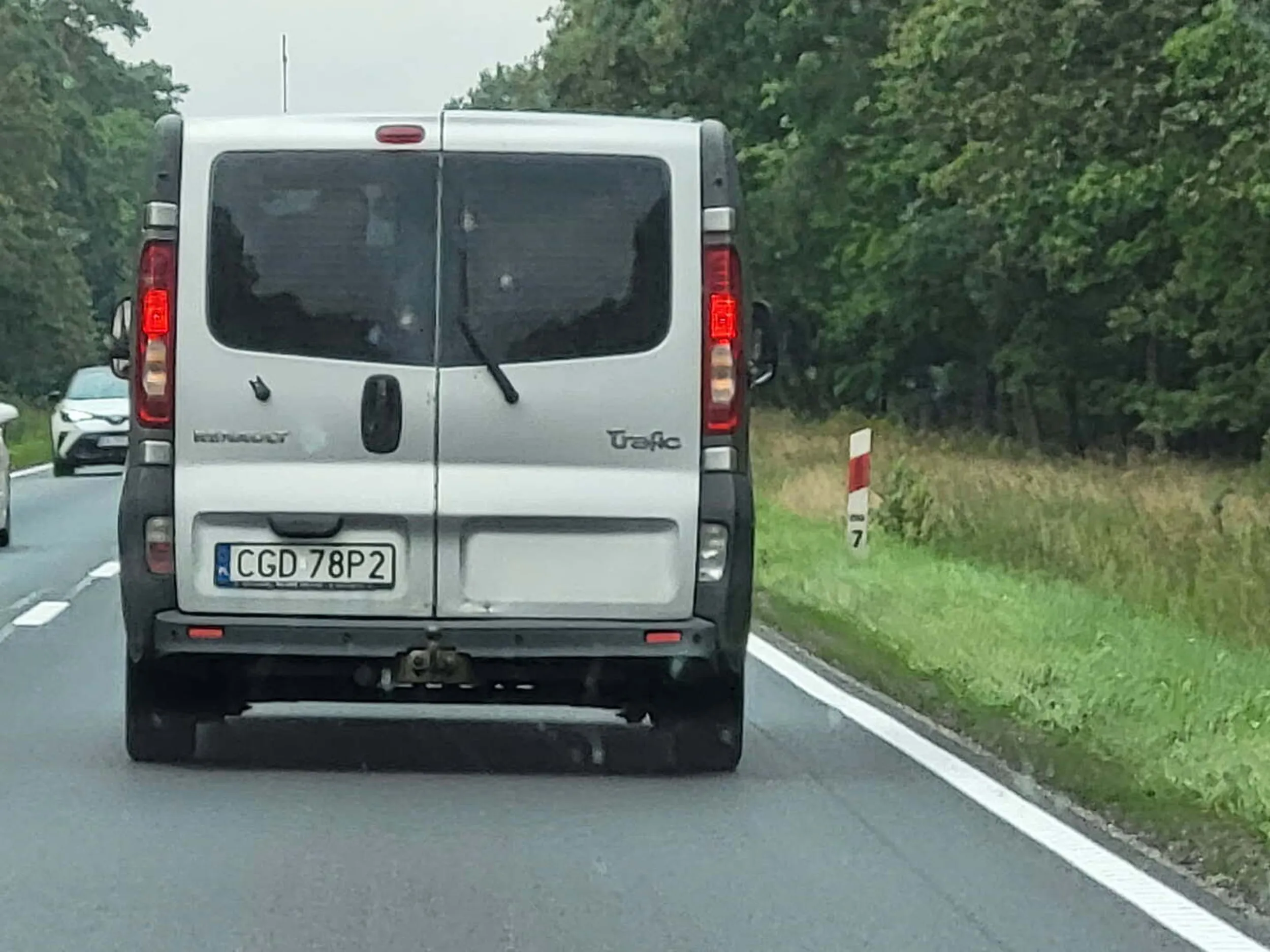 Uważajcie na tego "kierowcę". Jeździ bez działających świateł stopu... lata po pasie od lewej so prawej jakby był pijany...zjeżdża z drogi sygnalizując to w ostatnim momencie... Dzisiaj miałem "szczęście" jechać za  tym kimś. Ogarnij się bo kiedyś ktoś przez Ciebie zginie.