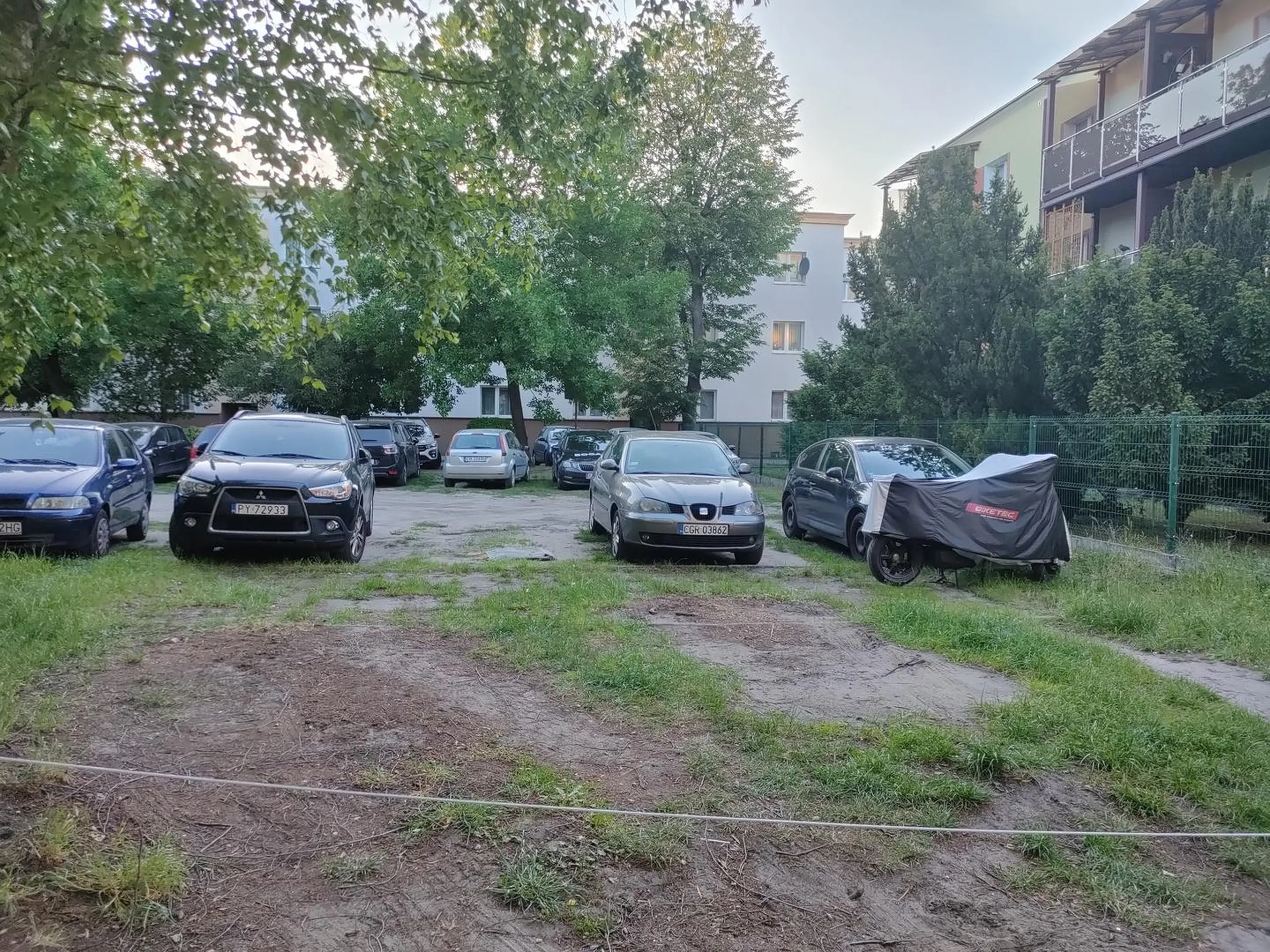 Umiejętność czytania ze zrozumieniem jest trudna w opanowaniu, podobnie jak umiejętność parkowania. Żeby jeszcze jedno miejsce zająć, ale dwa i to na parkingu gdzie jak wół stoi, że tylko dla właścicieli opłaconych miejsc postojowych. A Ty starcze leć teraz z zakupami 500m przez osiedle. Żeby Ci ktoś kiedyś tego Seata nie odholował za bramę.