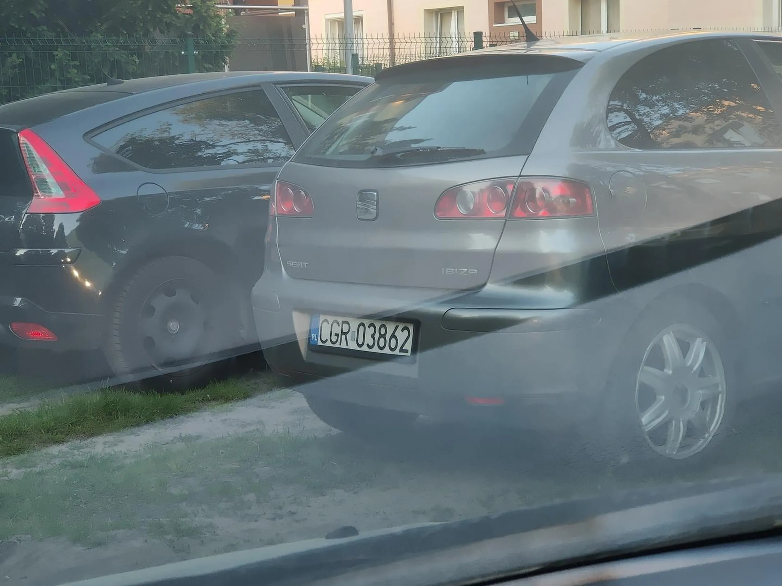 Umiejętność czytania ze zrozumieniem jest trudna w opanowaniu, podobnie jak umiejętność parkowania. Żeby jeszcze jedno miejsce zająć, ale dwa i to na parkingu gdzie jak wół stoi, że tylko dla właścicieli opłaconych miejsc postojowych. A Ty starcze leć teraz z zakupami 500m przez osiedle. Żeby Ci ktoś kiedyś tego Seata nie odholował za bramę.
