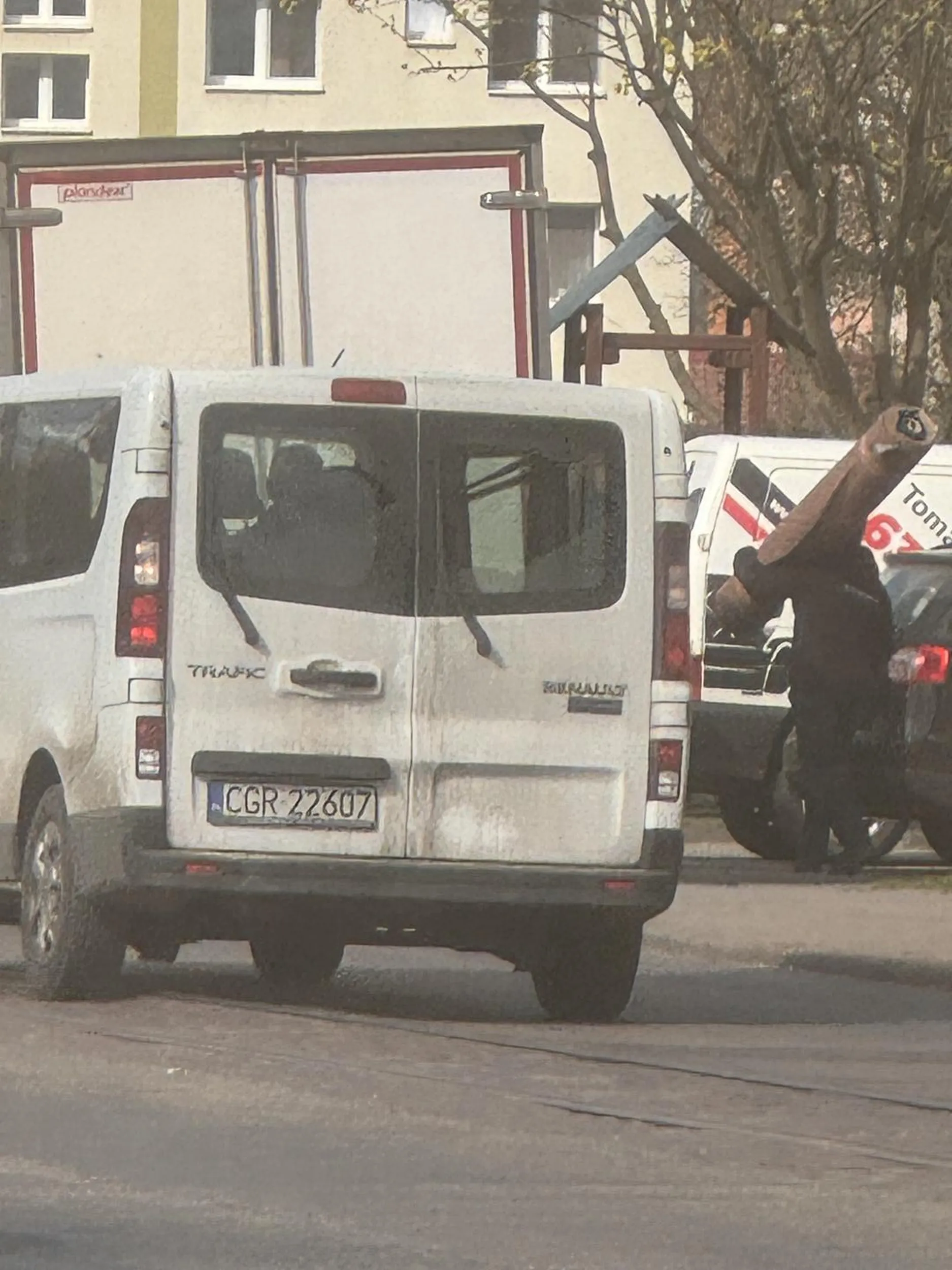 Po dokładnym rozejrzeniu się i upewnieniu się, że mogę wejść na pasy - zaczynam przechodzić przez jezdnie. Nagle wyjeżdża auto, w momencie kiedy byłam na jezdni. Gość otwiera okno i zaczyna krzyczeć „czy mnie pojebało” życzę trochę kultury, książki z przepisami ruchu drogowego i trochę rozwagi na drodze.