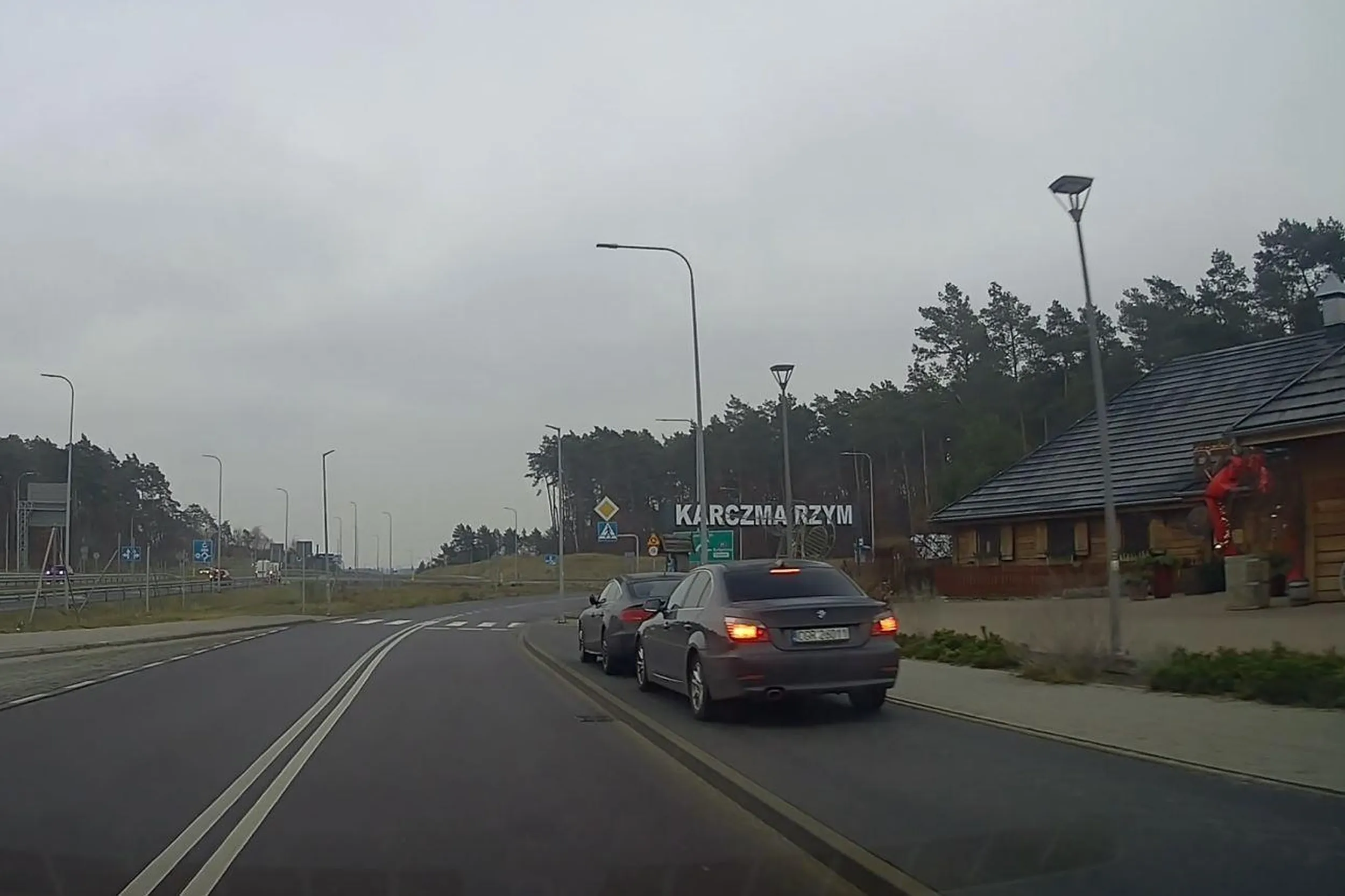 patoparkowanie na drodze dla rowerów, cudnie mimo że mnóstwo miejsc na parkingu tuż obok... se urządzili z PP 6279R