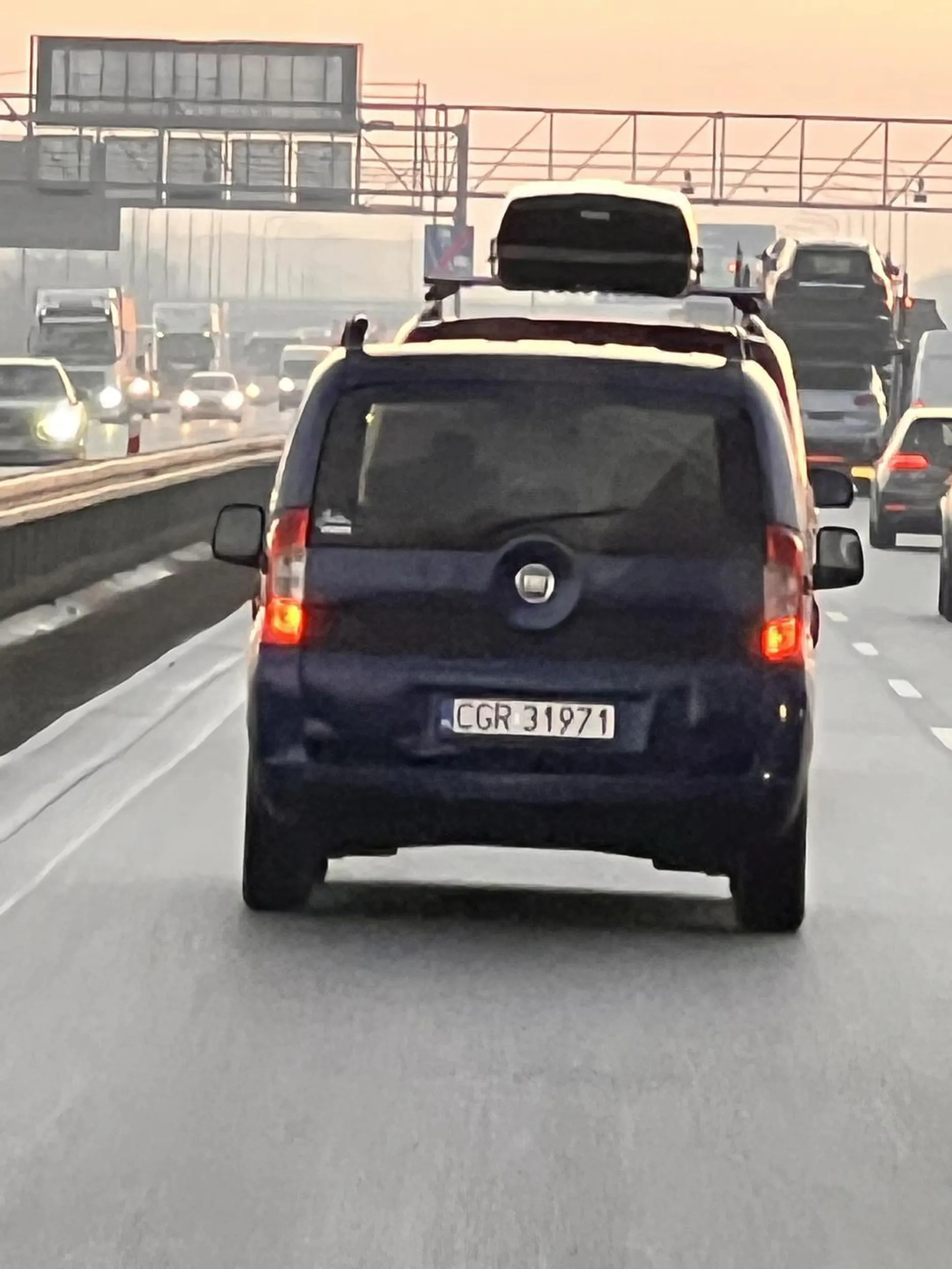 Kierowca mega nie odpowiedzialny wyjeżdża przed samą maską bez kierunkowskazów wyprzedza zaraz hamuje wjeżdża przed samochód ciężarowy . Masakra