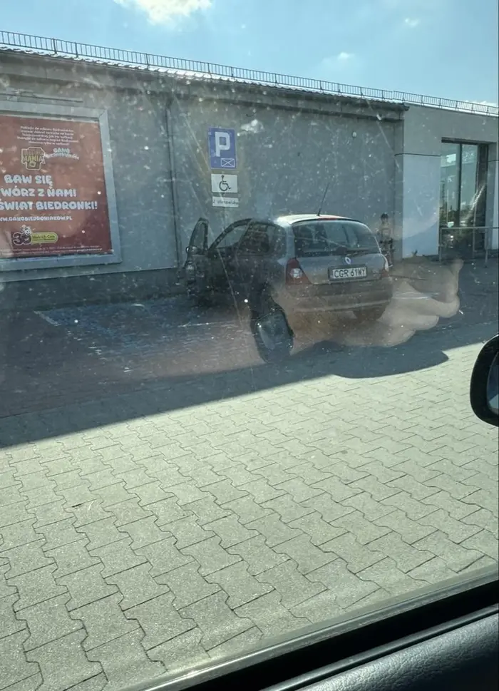 Gratuluje mózgu - parkowanie na dwóch miejscach przeznaczonych dla osób niepełnosprawnych, brak karty uprawniającej do parkowania