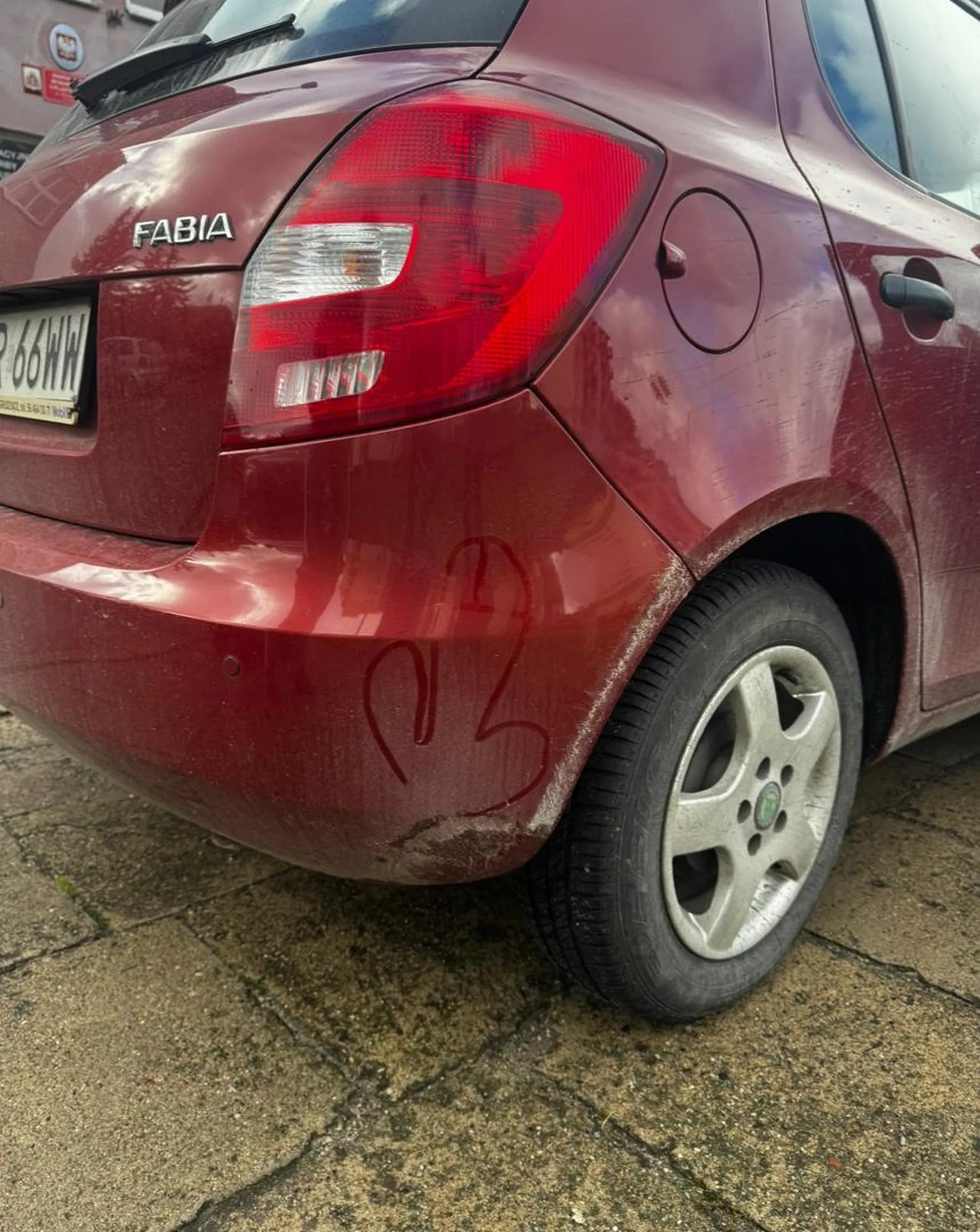 Parkuje jak niepełnosprawny, za kierownicą bardzo niekulturalny młodzieniec rzucający się do osób starszych. Został nagrodzony adekwatnym rysunkiem