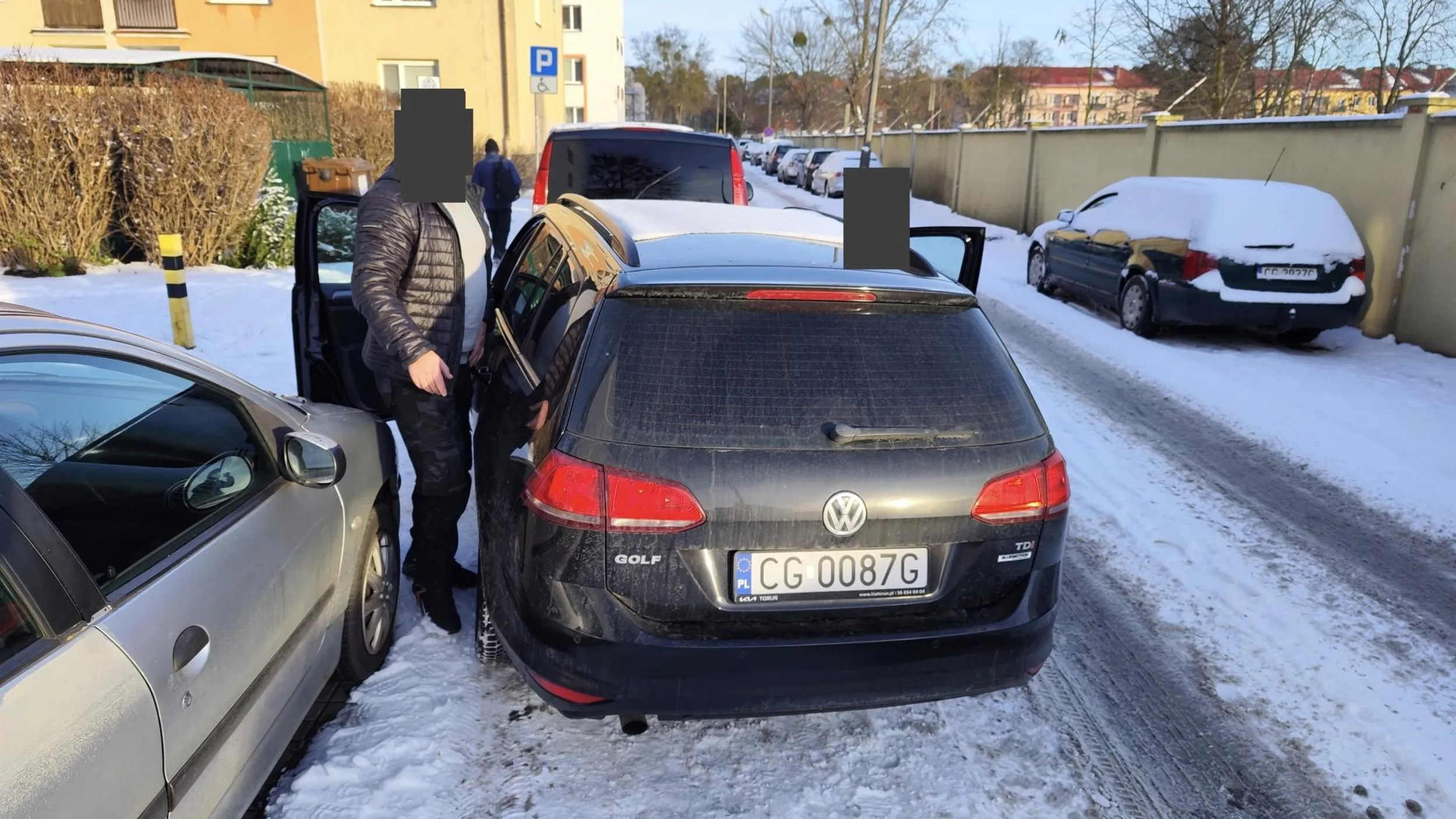 Po zapukaniu w szybę i zwróceniu uwagi, że blokują cały chodnik jaśniepaństwo wyskoczyli z powozu z pretensjami że,,przecież oni tylko na kogoś czekają" i mam się nie czepiać. Podczas robienia zdjęcia groźby potłuczenia telefonu, następnie podczas próby pójścia dalej blokowanie przejścia.