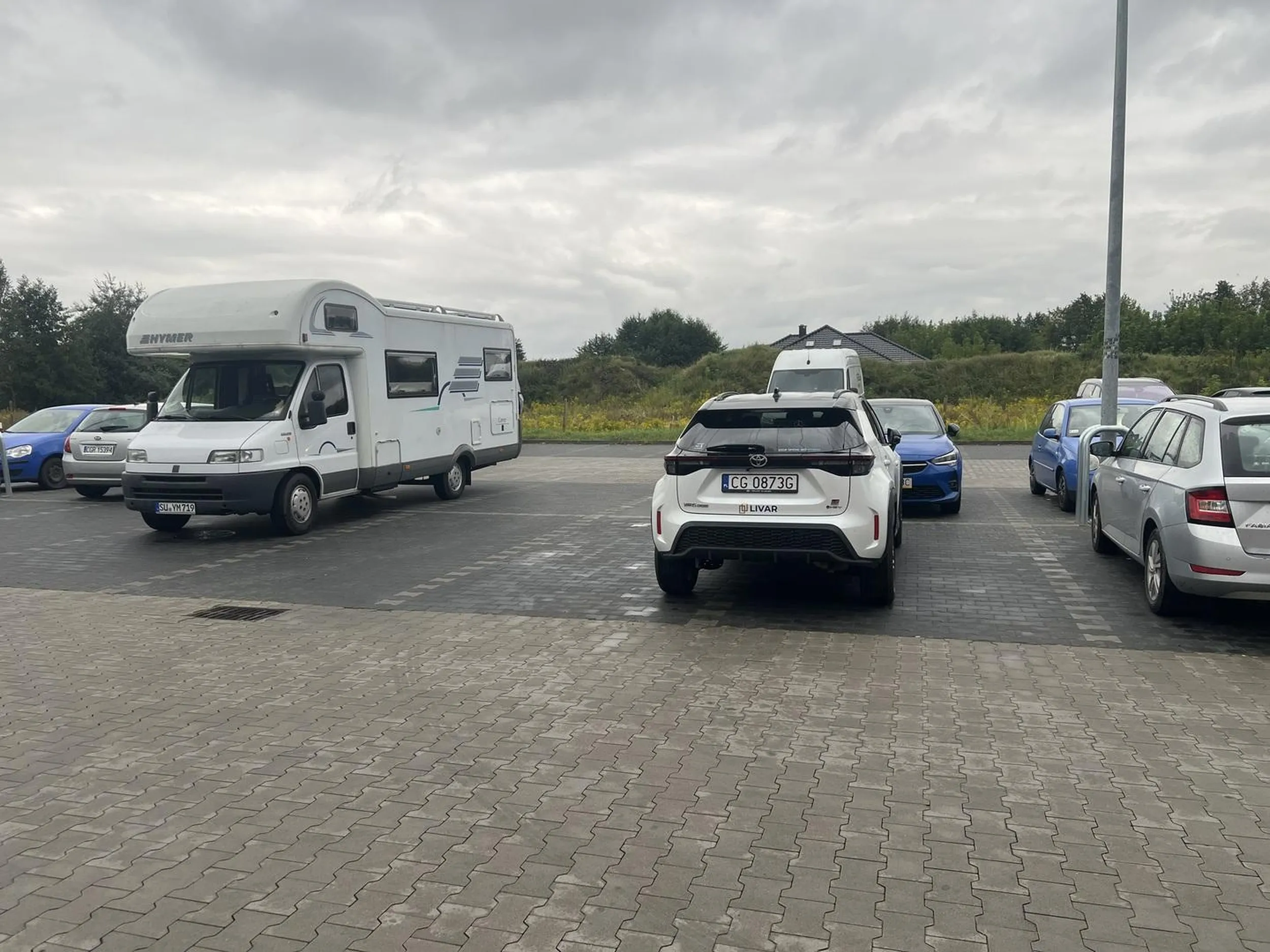 Król parkingu, ciężko zająć jedno miejsce.