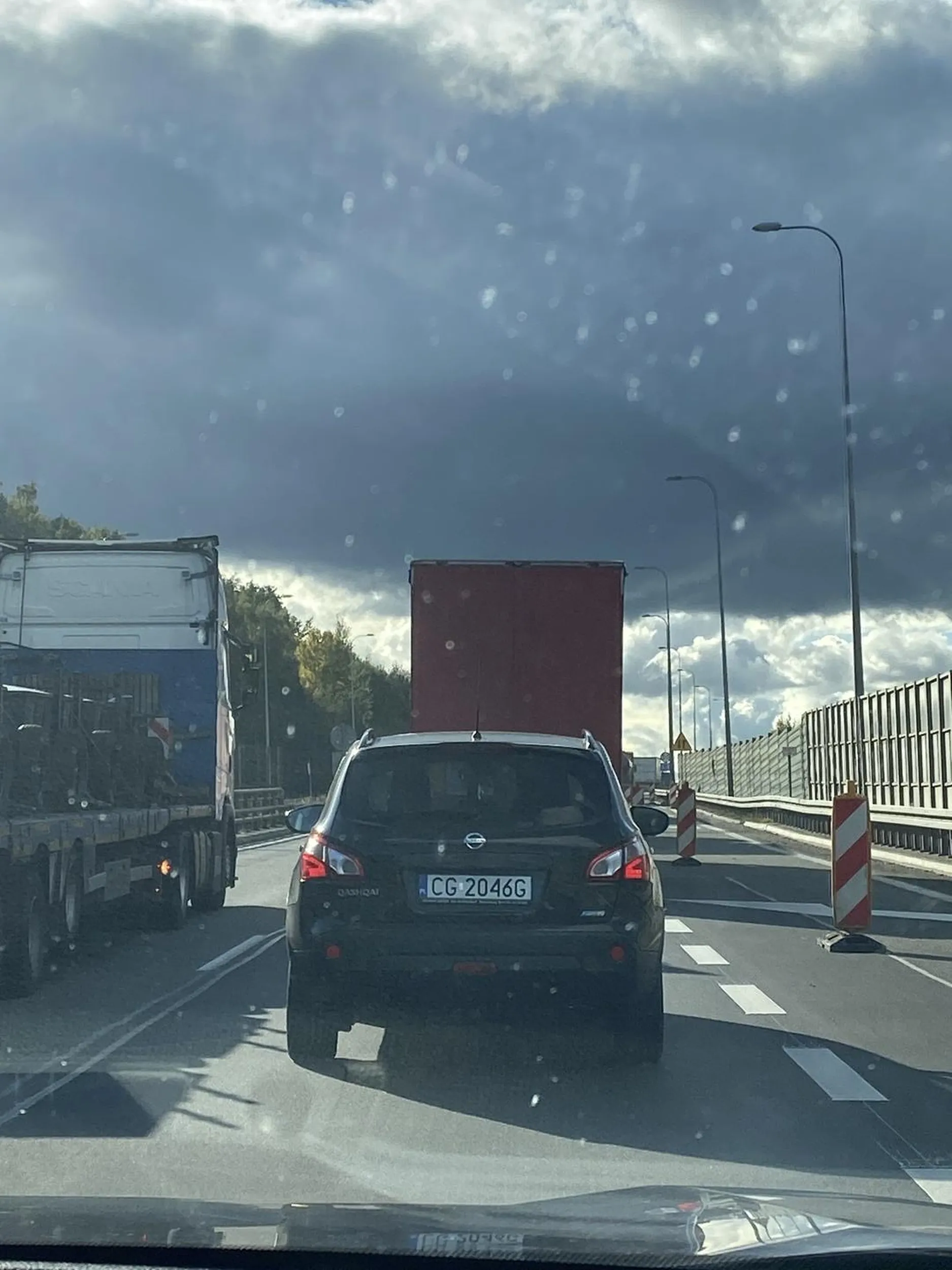 Naucz sie jezdzic babsztylu bo powodujesz zagrozenie na drodze. Nie pozdrawiam