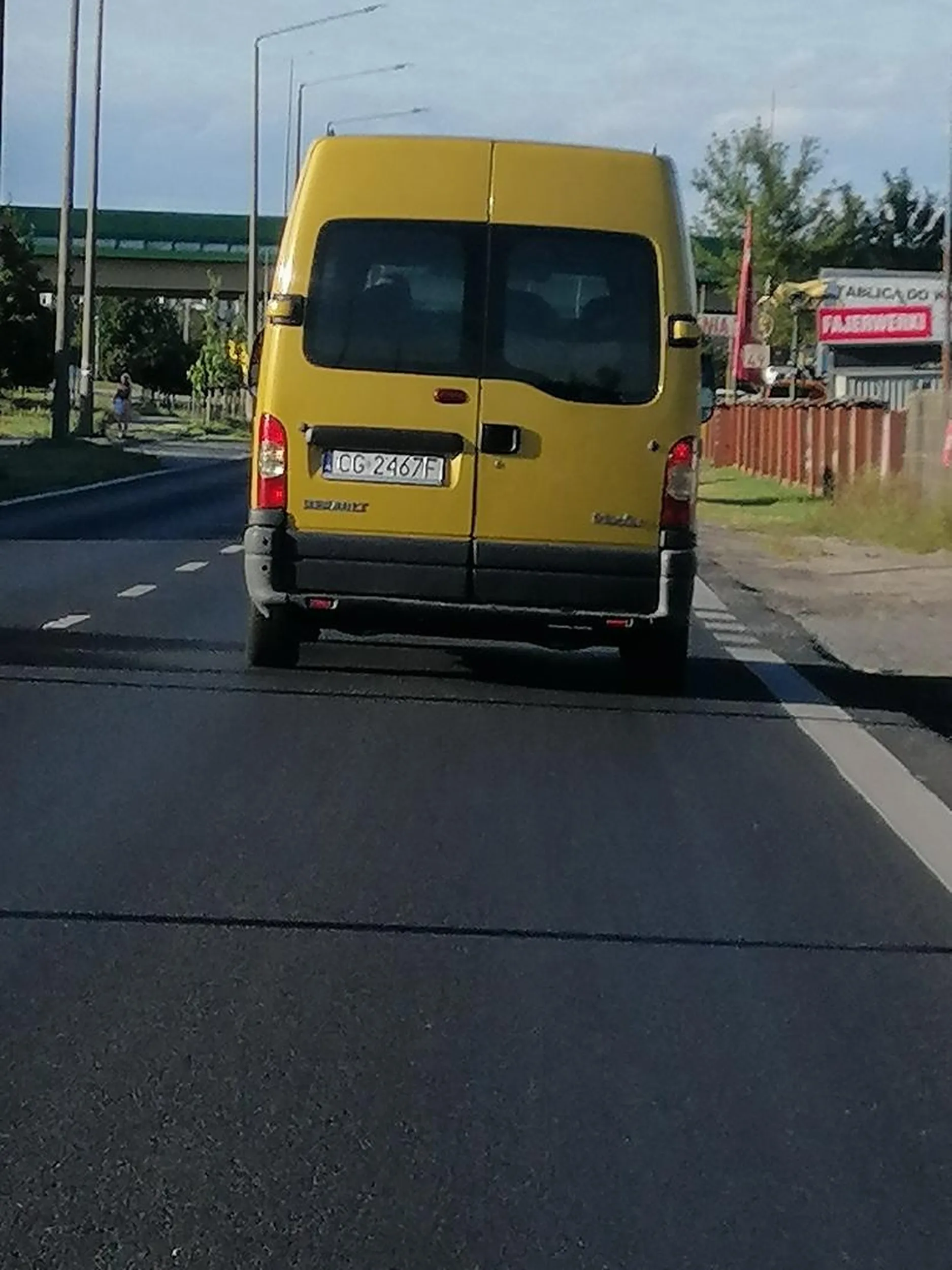 Staruch jeździ tym busem i wymusza pierwszeństwo. Na dodatek wyprzeda na przejściu dla pieszych