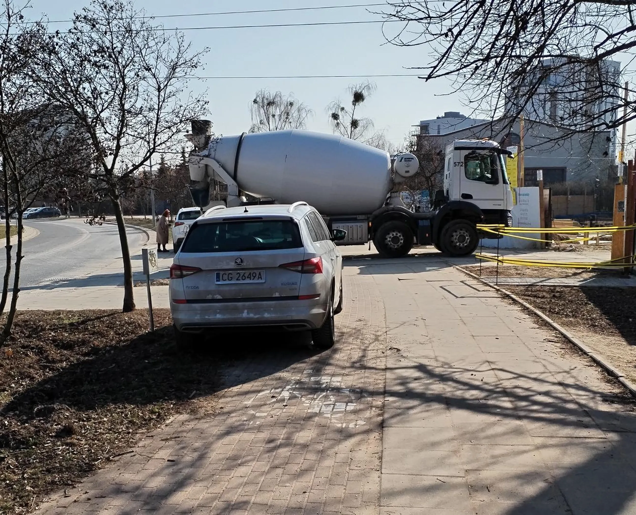 Jakiś gamoń zaparkował na ścieżce dla rowerów. Na lewo jest market Stokrotka przy ulicy Strumykowej 6 w Warszawie.