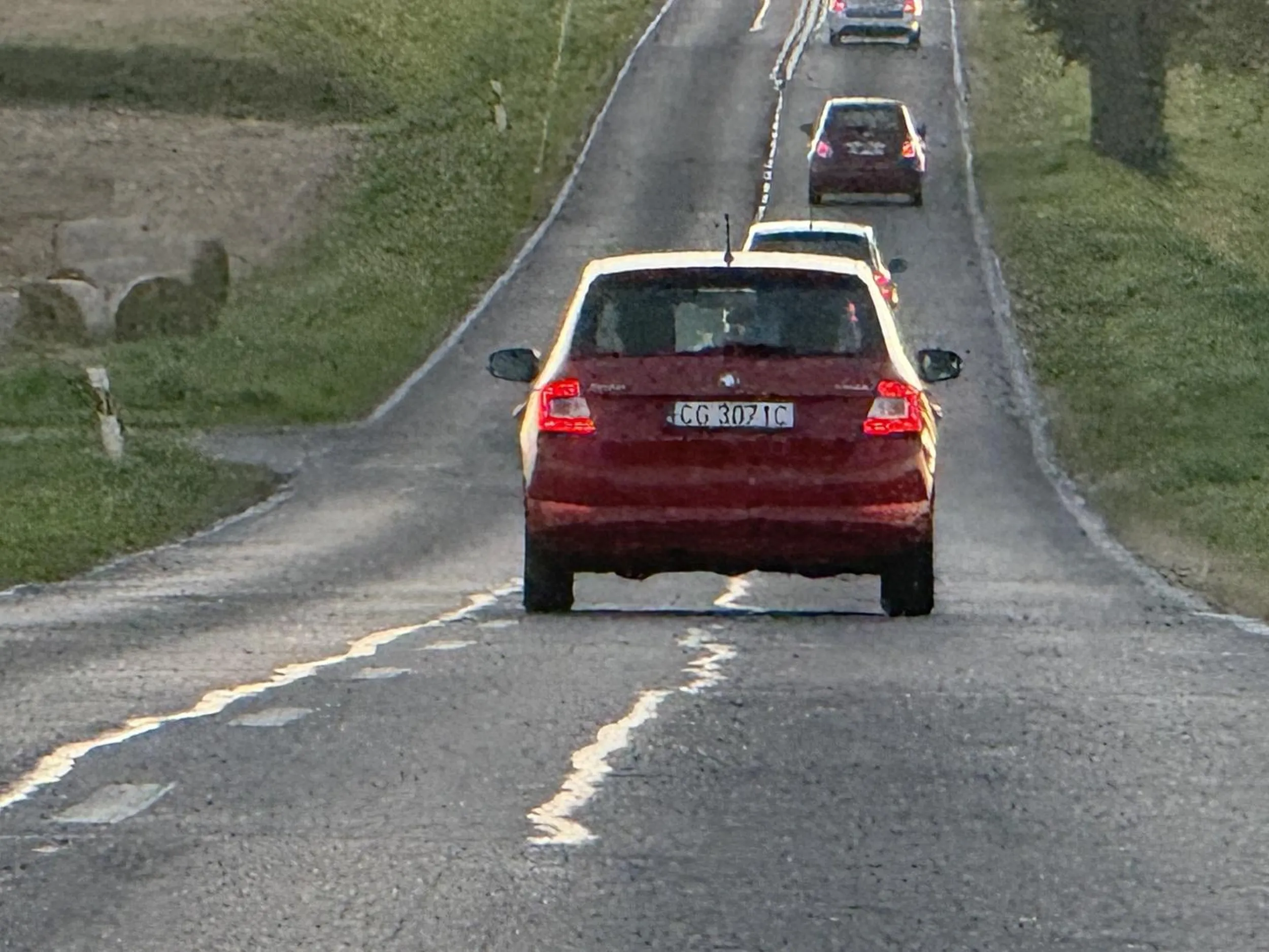 Kierowca wykonuje line-up i take-off roll z mentalnością, jakby sterował rakietą nośną Falcon 9, a nie samochodem z klasy „ultralight”. Zamiast spokojnej procedury, mamy pełny ciąg i maksymalne thrust, mimo że pas startowy w postaci ulicy nie daje mu ani miejsca, ani marginesu bezpieczeństwa. Już na tym etapie widać, że to pilot bez licencji – typowy rogue operator.