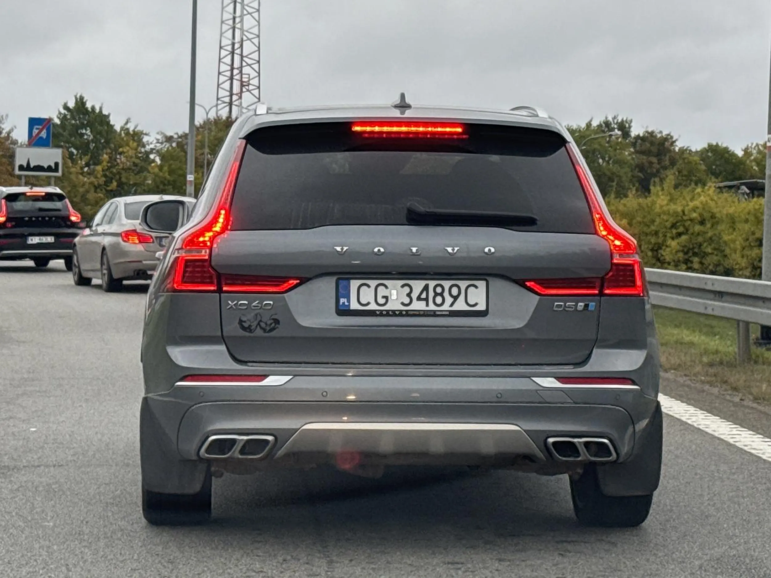 Wpierdala się na skrzyżowaniu. Wymusza pierwszeństwo