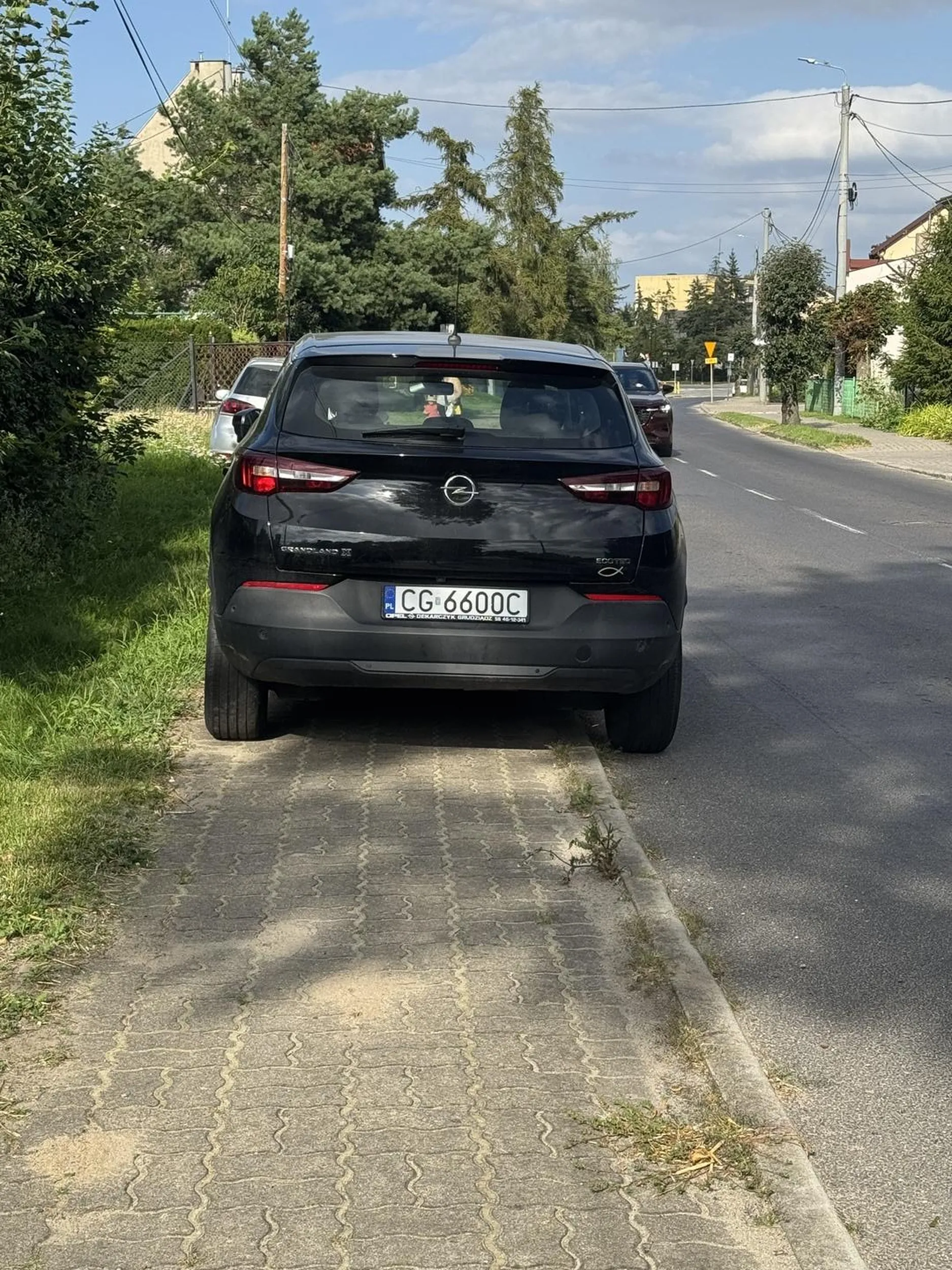 Pan miastowy z Grudziądza odwiedził Łasin.. chyba nie potrafi w tym małym Łasinie się poruszać bo jak widać dla niego chodnik po którym się chodzi to parking dla aut. Nie wspomnę już o utrudnionym wyjeździe z posesji…
