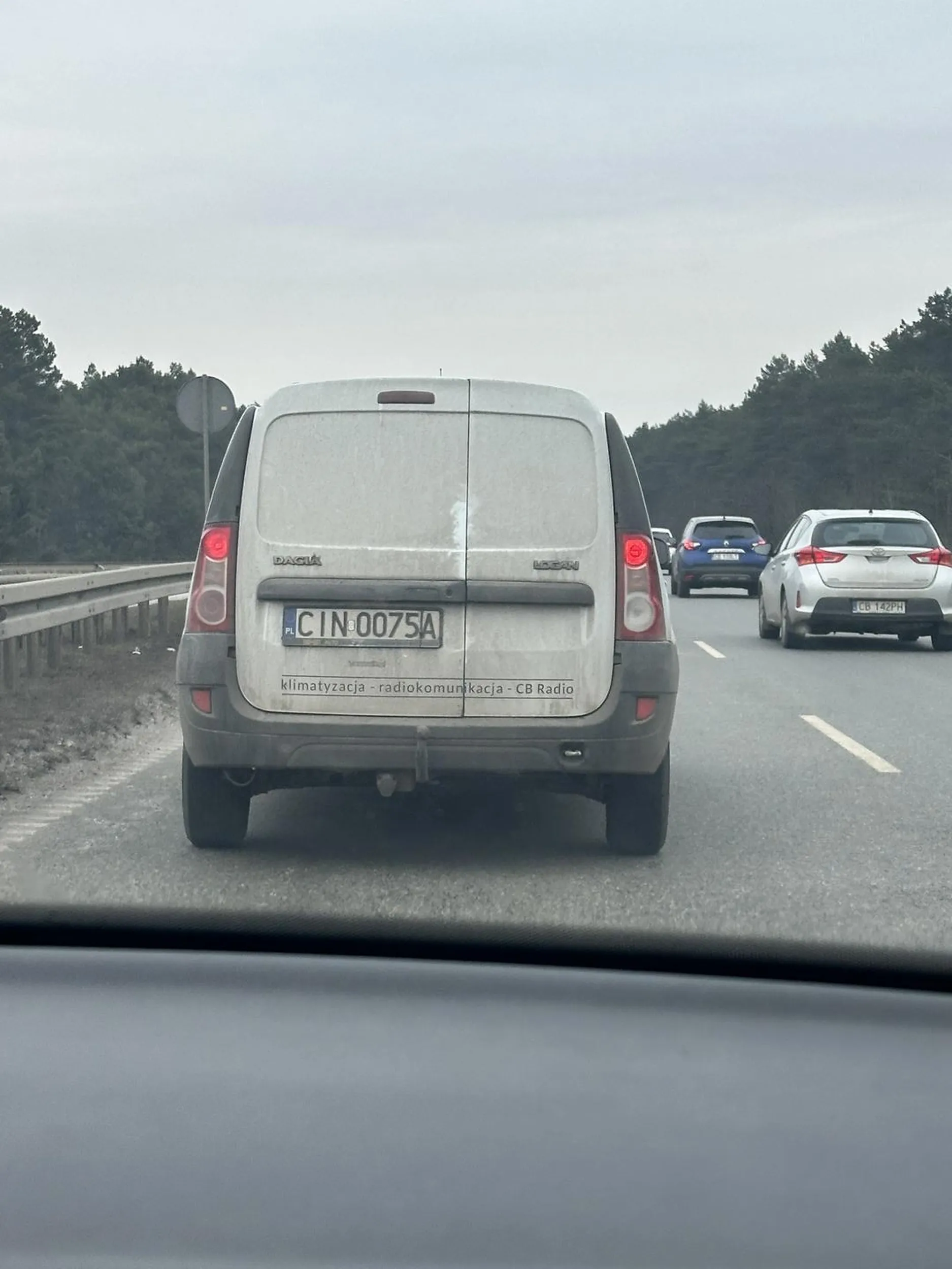 Wymuszenie pierwszeństwa, cep jeździ lewym pasem i nie wie co to jest prawy pas!