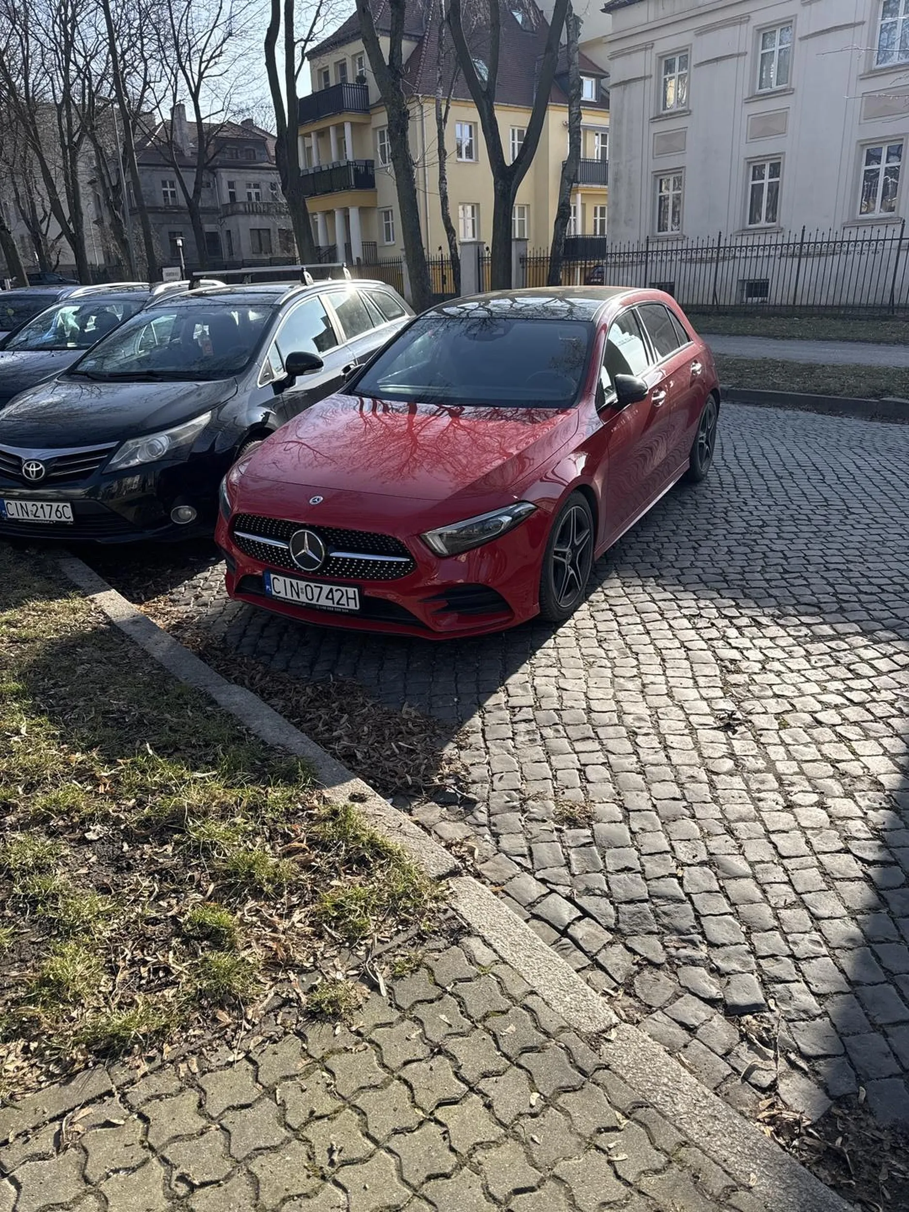 stawaj dalej od tego krawężnika to może inni będą mogli swobodnie przejechać. nie pozdrawiam