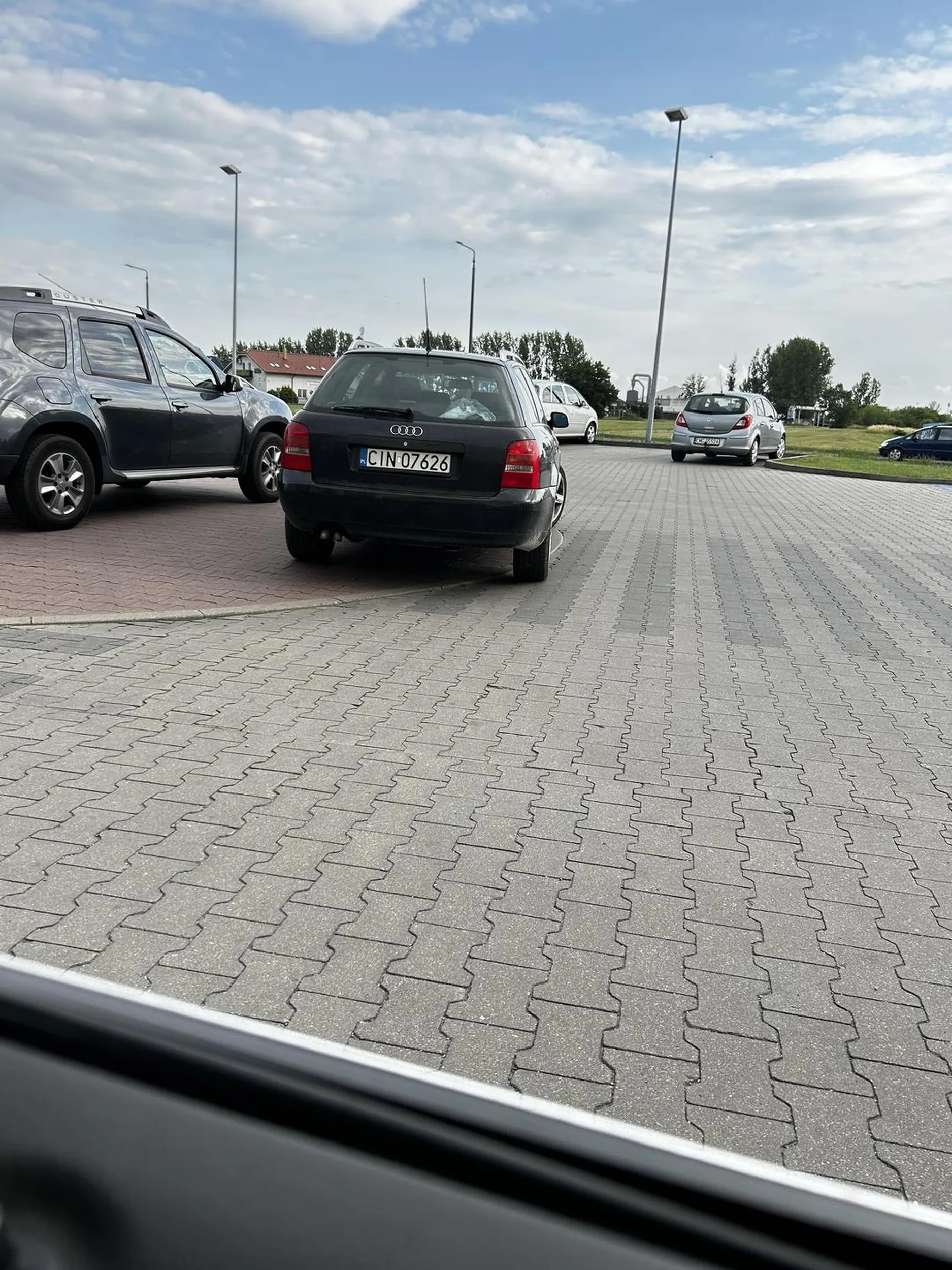 Jeździ złomem a parkuje jakby był królem (parking był prawie pusty)