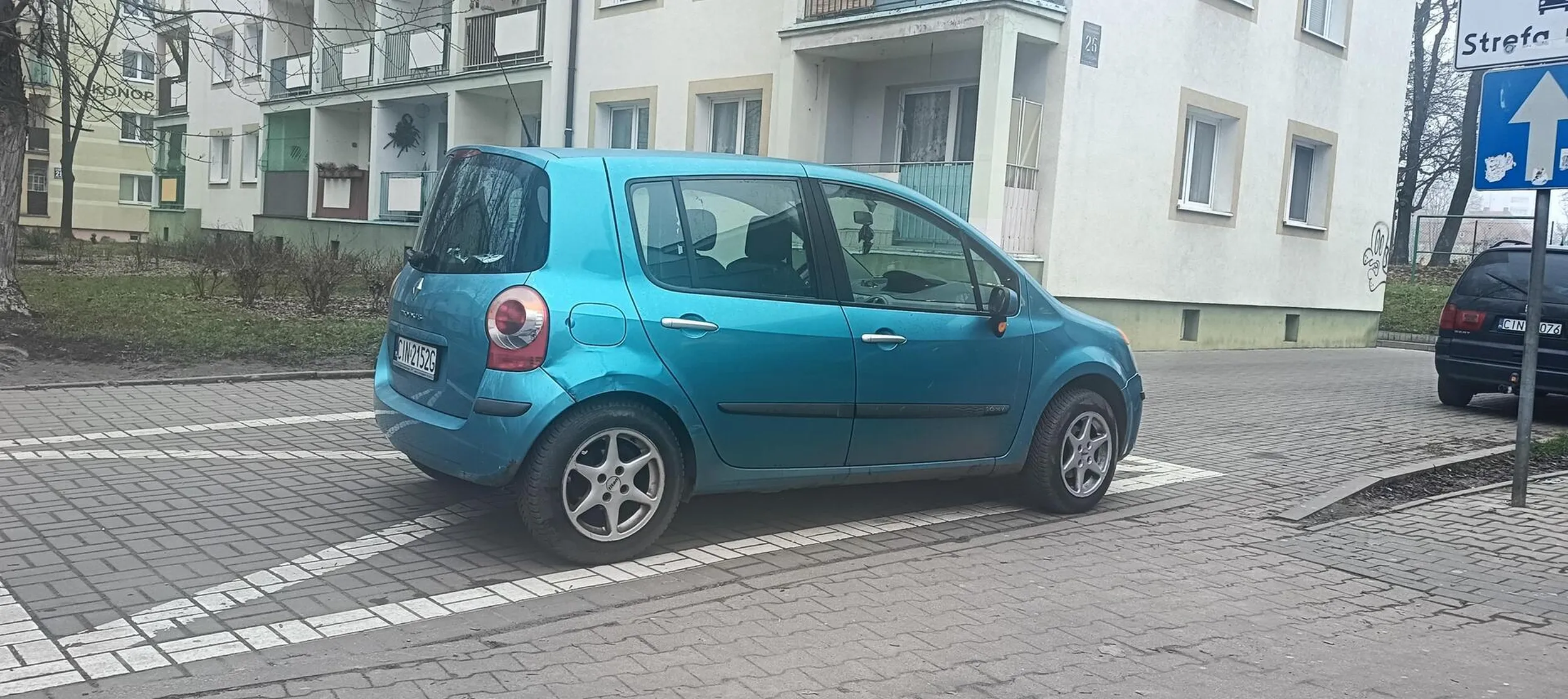 Centralniie zaparkowała brzed Biedronką na Konopnickiej we wjezdzie na kopercie mimo tego że było przed nią miejsce. Gratulacje dla starszej pani bo trzeba zaparkować jak najbliżej wejscia koperta pokazuje nam (gdzie trzeba zaparkować)???