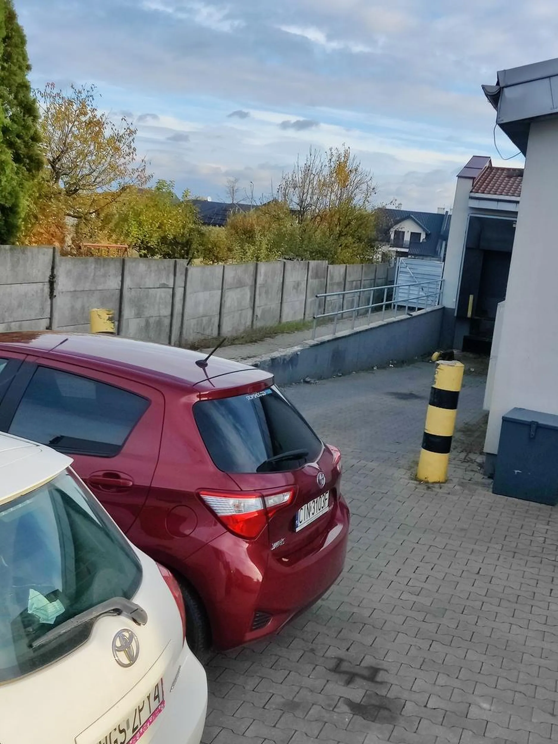 zastawia wjazd na towar biedronka