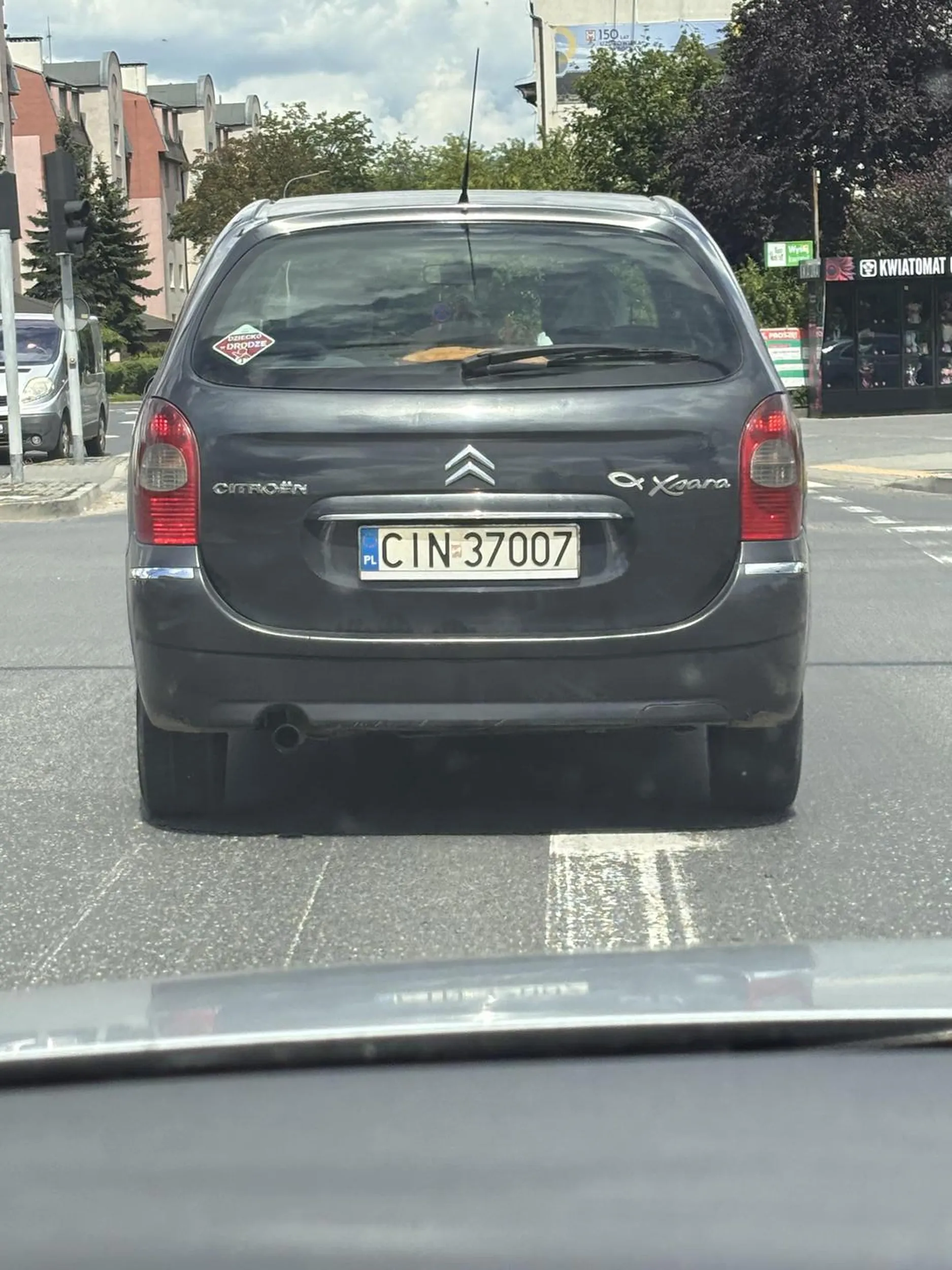 Uważajcie na tego kierowcę złośliwy na drodze, zajeżdżał przed auto jeszcze się ciesząc