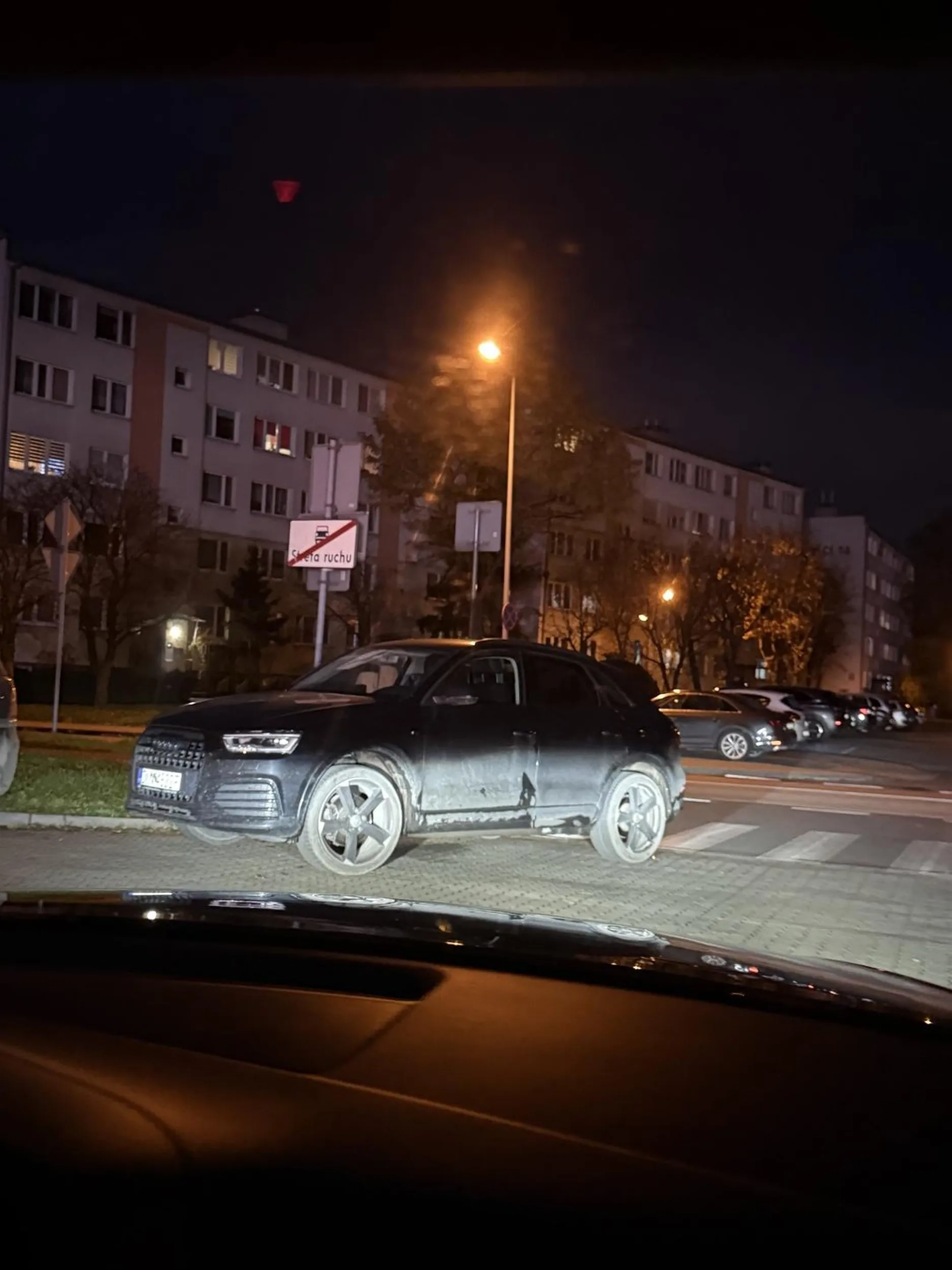 gościu blokujesz wjazd na parking, zasłaniasz widoczność przejścia dla pieszych i nie masz odpowiedniego odstępu od przejścia