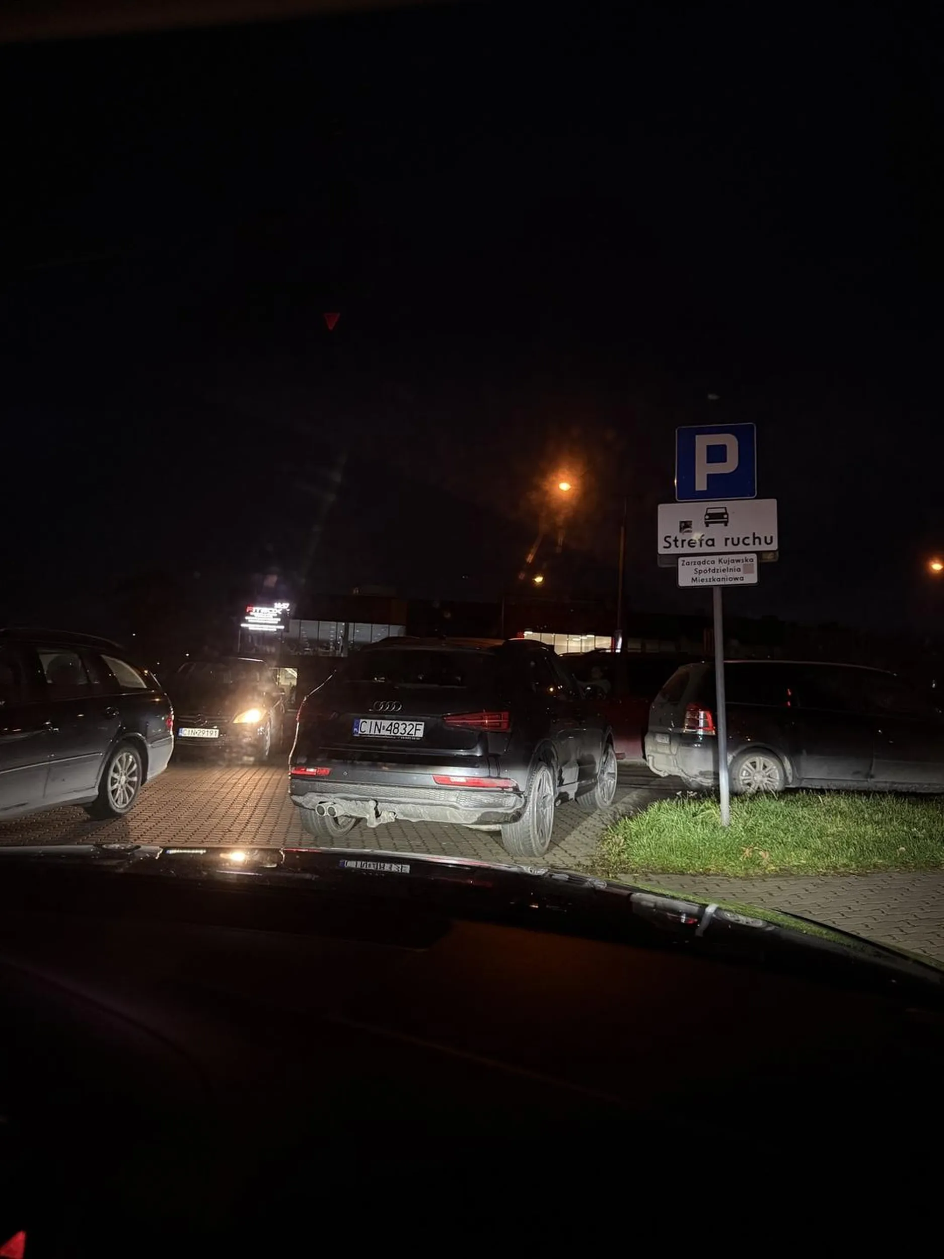 gościu blokujesz wjazd na parking, zasłaniasz widoczność przejścia dla pieszych i nie masz odpowiedniego odstępu od przejścia