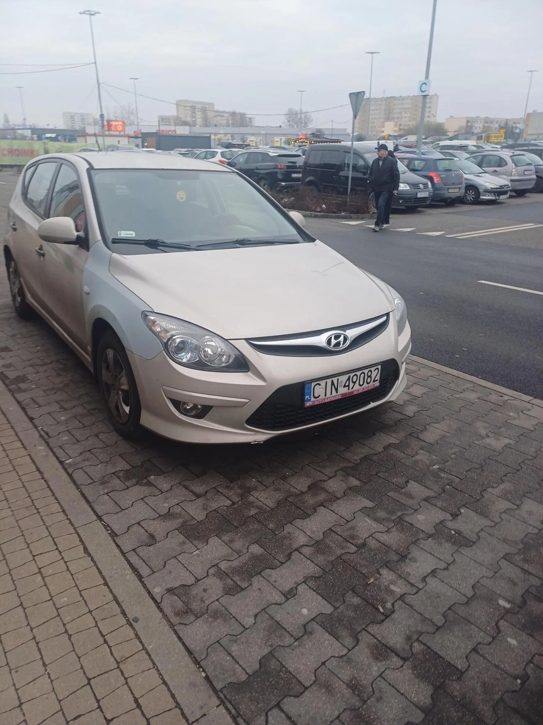 Pani bardzo opryskliwa staję na miejscu dla taxi i rzuca wulgaryzmami w stronę ludzi którzy zwrócą uwagę w uprzejmy sposób.