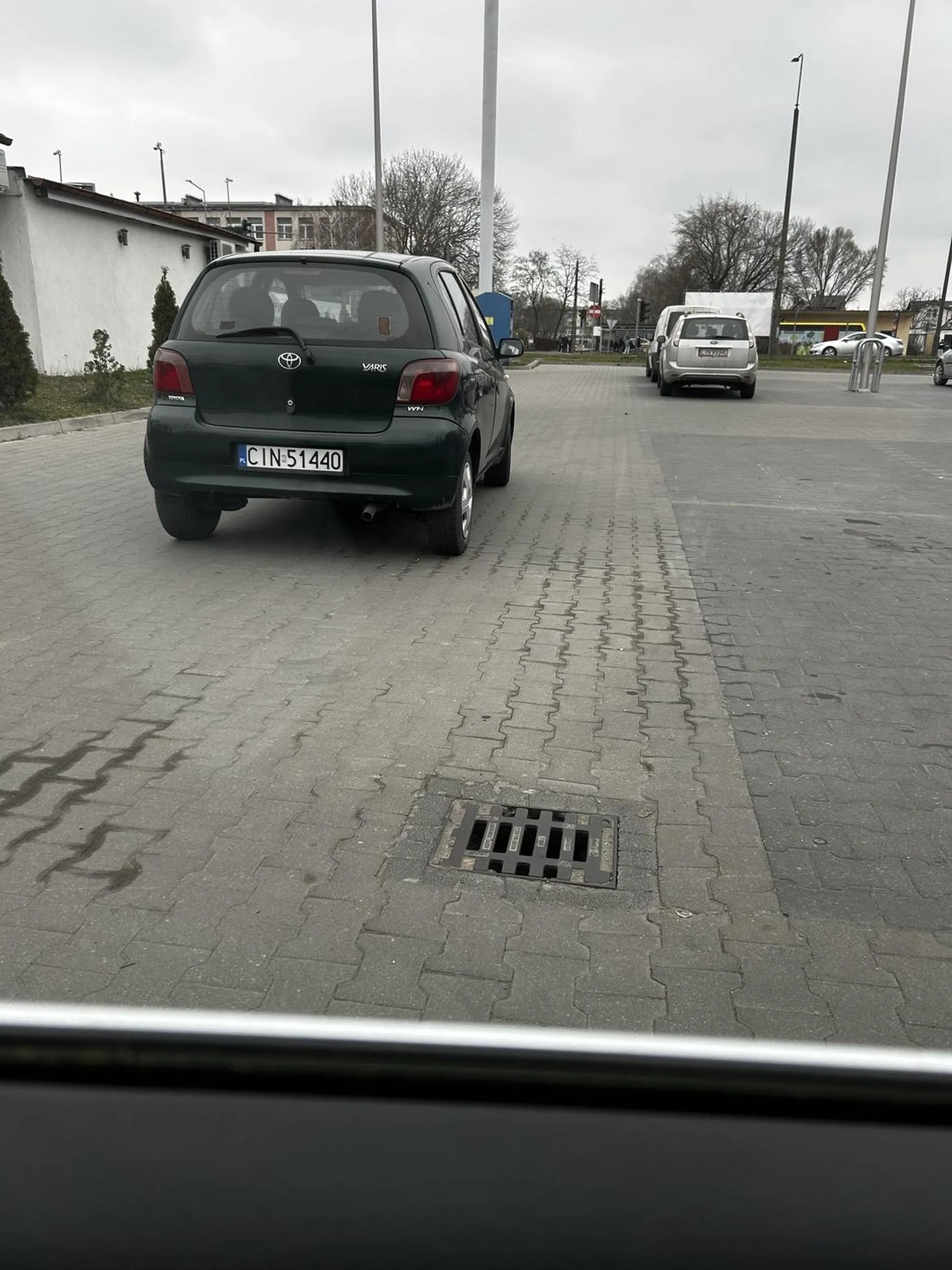 Zaparkował na przejeździe na parkingu i poszedł do biedry