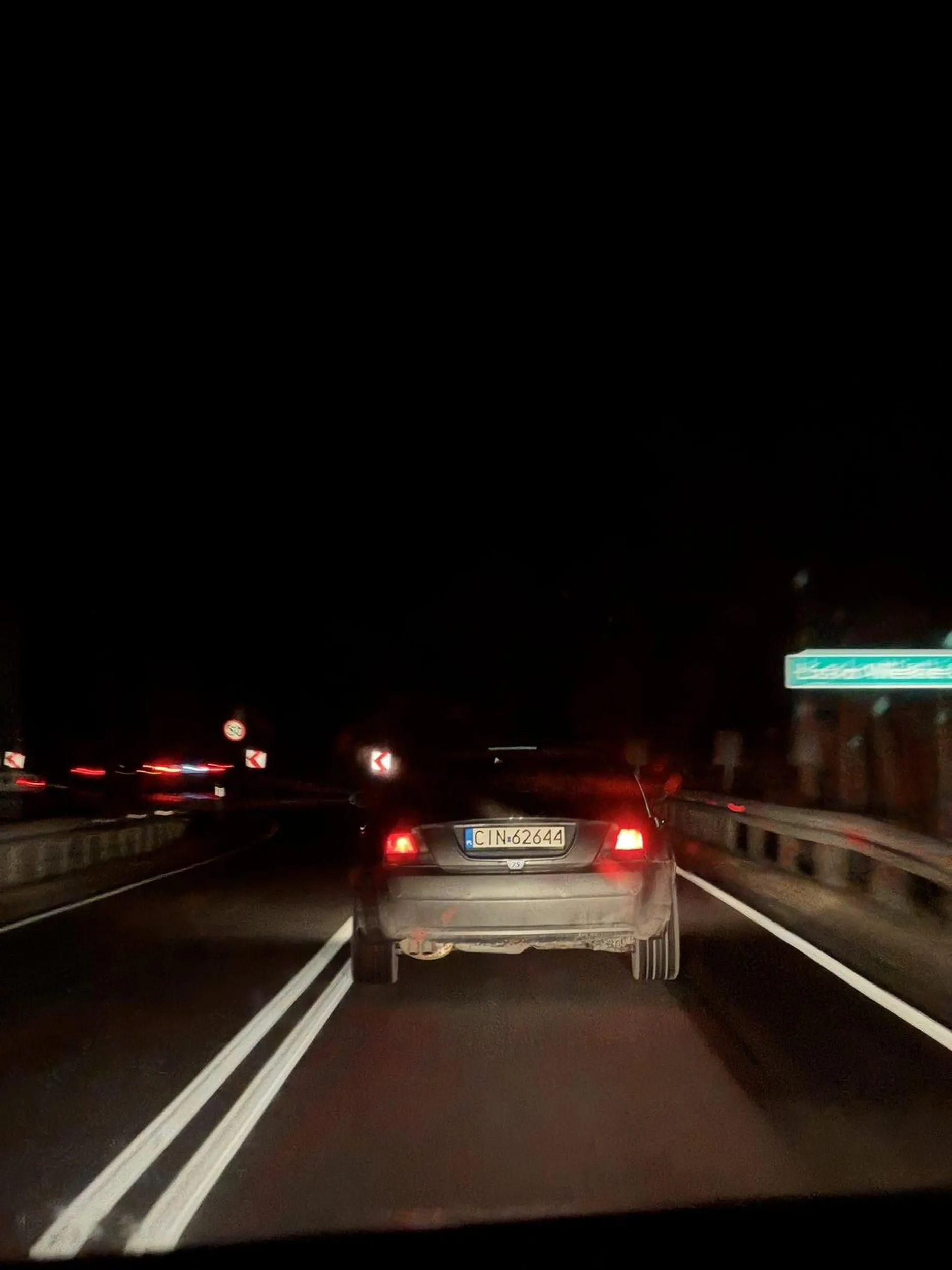 Brudas wyrzuca śmieci po drodze