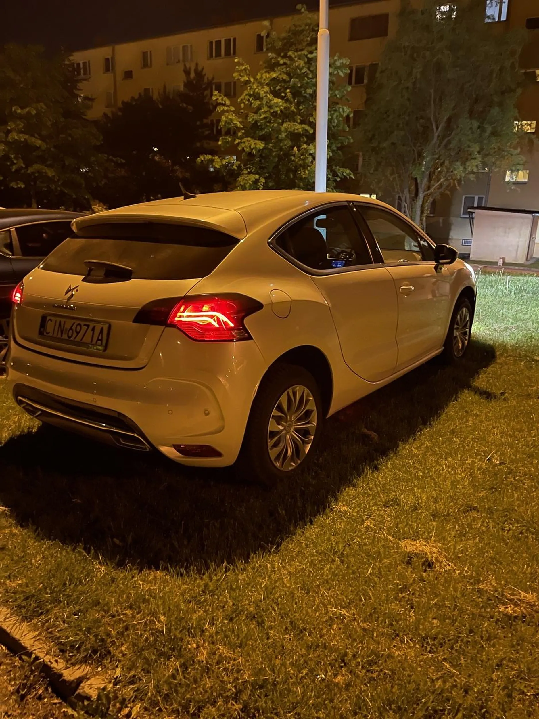 Ukraińska królewna śniegu postanawia znaleźć miejsce parkingowe na trawniku pomimo wolnych miejsc wokół. Chętna zapłacenia mandatu oraz śmiała zapytać się łamanym polskim czy tu mieszkam