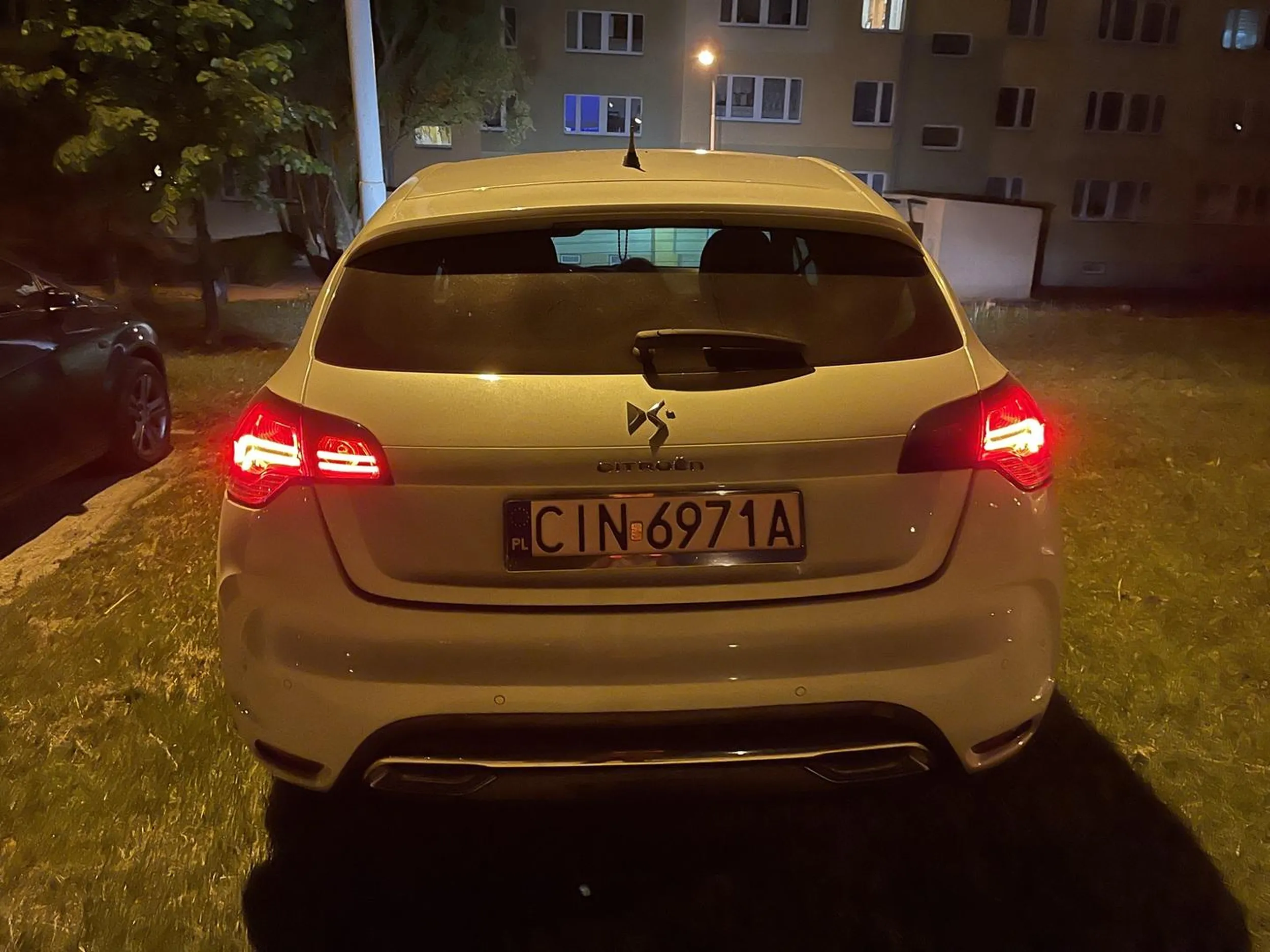 Ukraińska królewna śniegu postanawia znaleźć miejsce parkingowe na trawniku pomimo wolnych miejsc wokół. Chętna zapłacenia mandatu oraz śmiała zapytać się łamanym polskim czy tu mieszkam