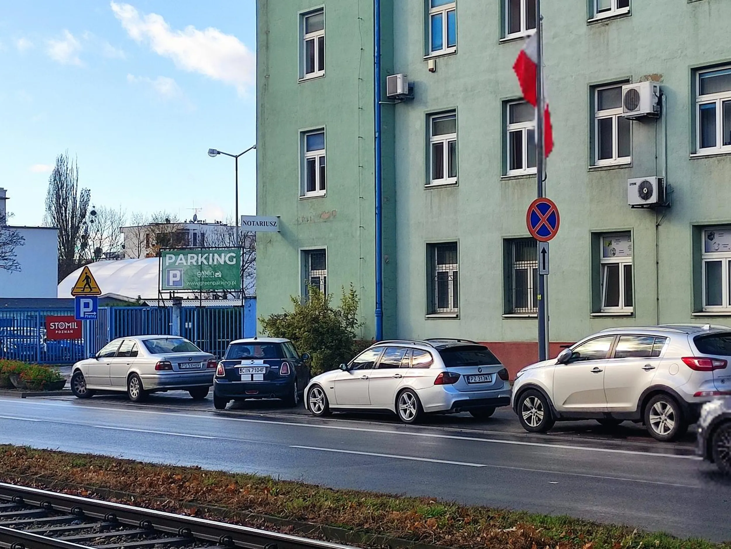 Parkowanie na zakazie B-36. Kilka metrów obok - ogólnodostępny parking (3 zł/h)