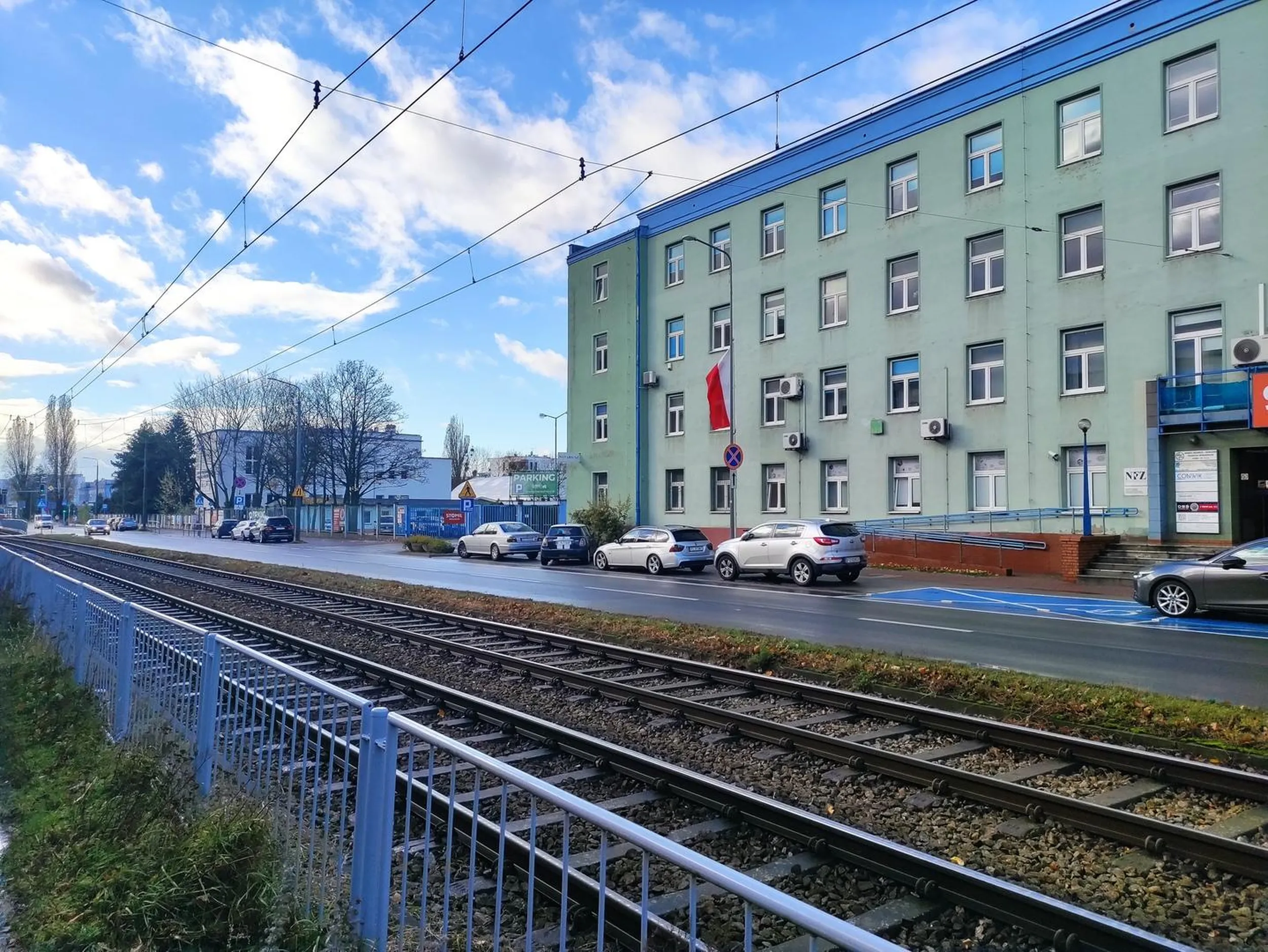 Parkowanie na zakazie B-36. Kilka metrów obok - ogólnodostępny parking (3 zł/h)